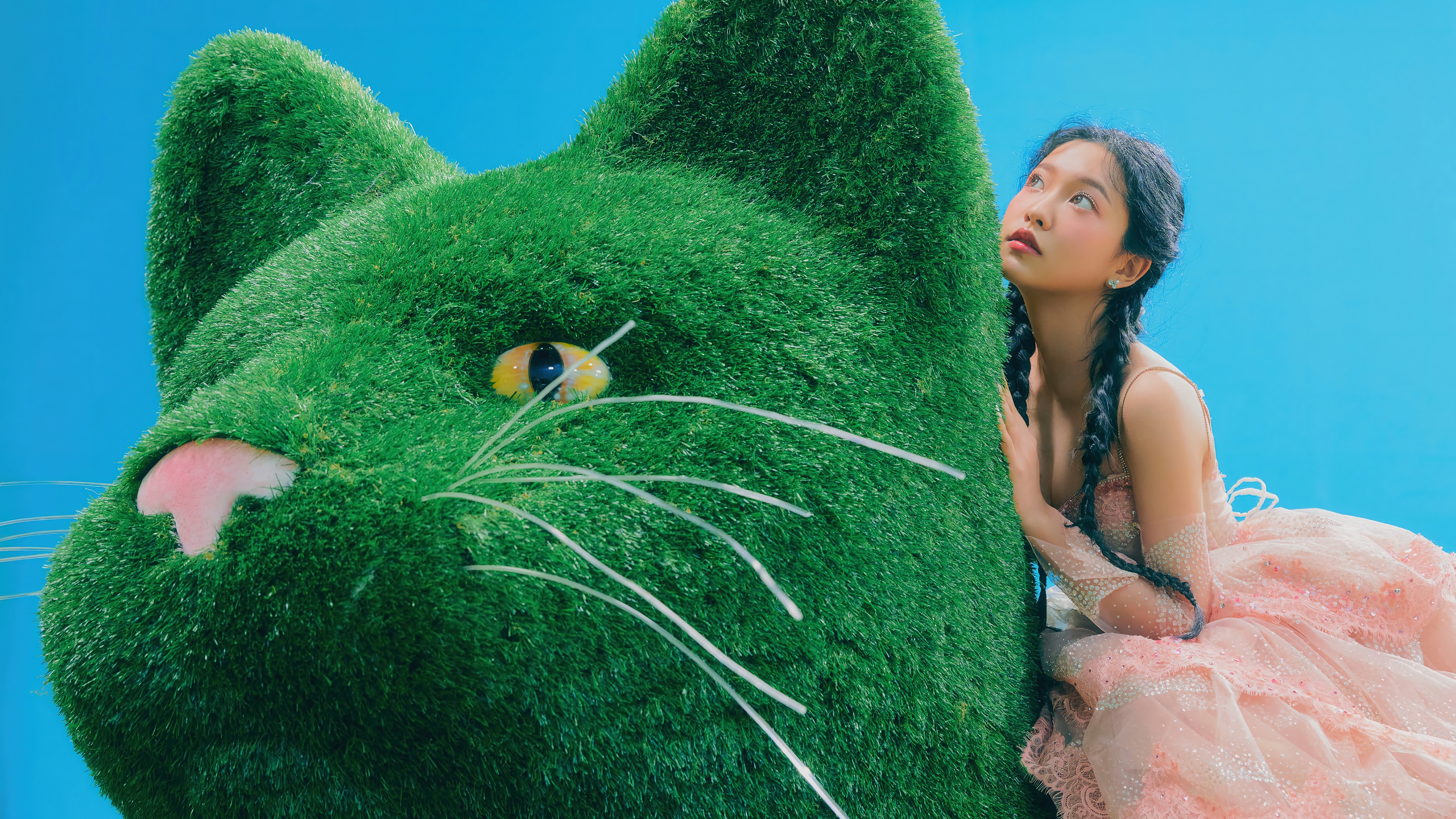 Yeri from Red Velvet with a giant grass cat HD Wallpaper