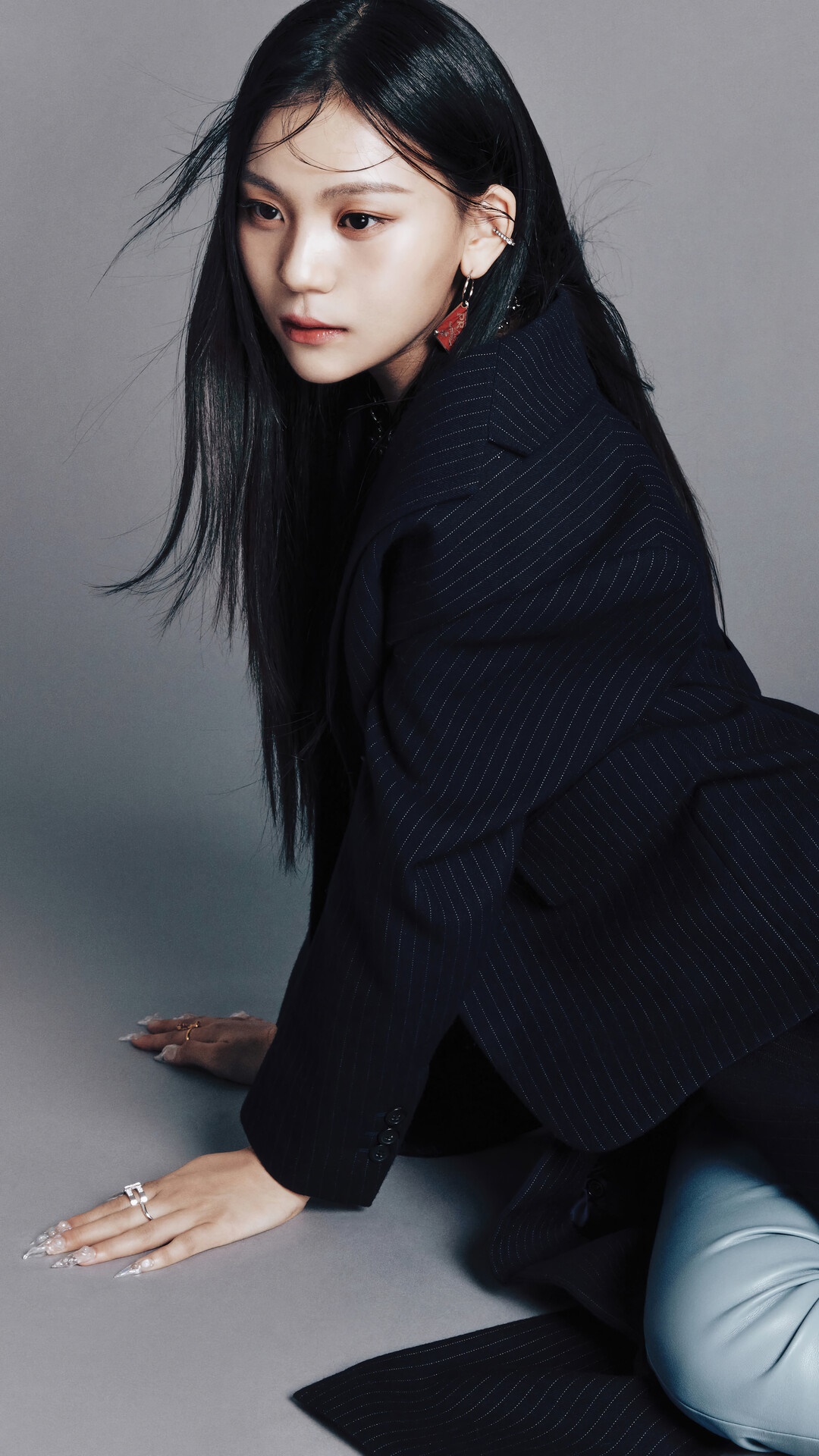 Umji from VIVIZ posing in a suit HD Phone Wallpaper