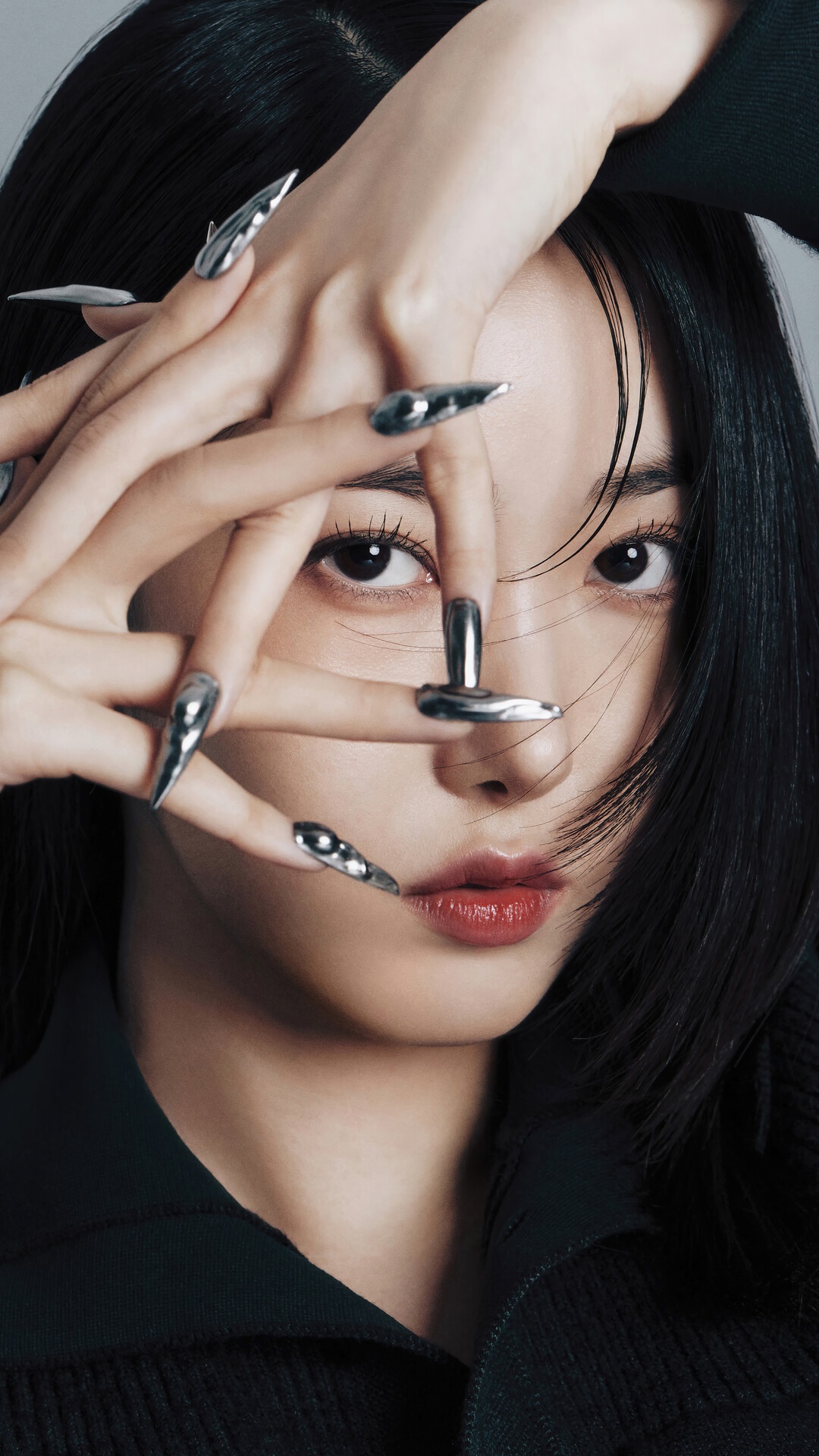 Sinb from VIVIZ with metallic nails HD Phone Wallpaper
