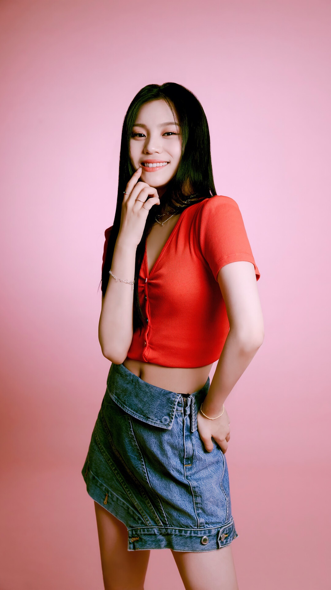 Umji from VIVIZ posing against a pink background HD Phone Wallpaper