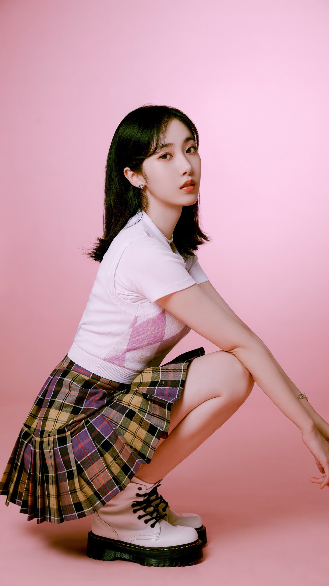 Sinb from VIVIZ posing in a plaid skirt HD Phone Wallpaper