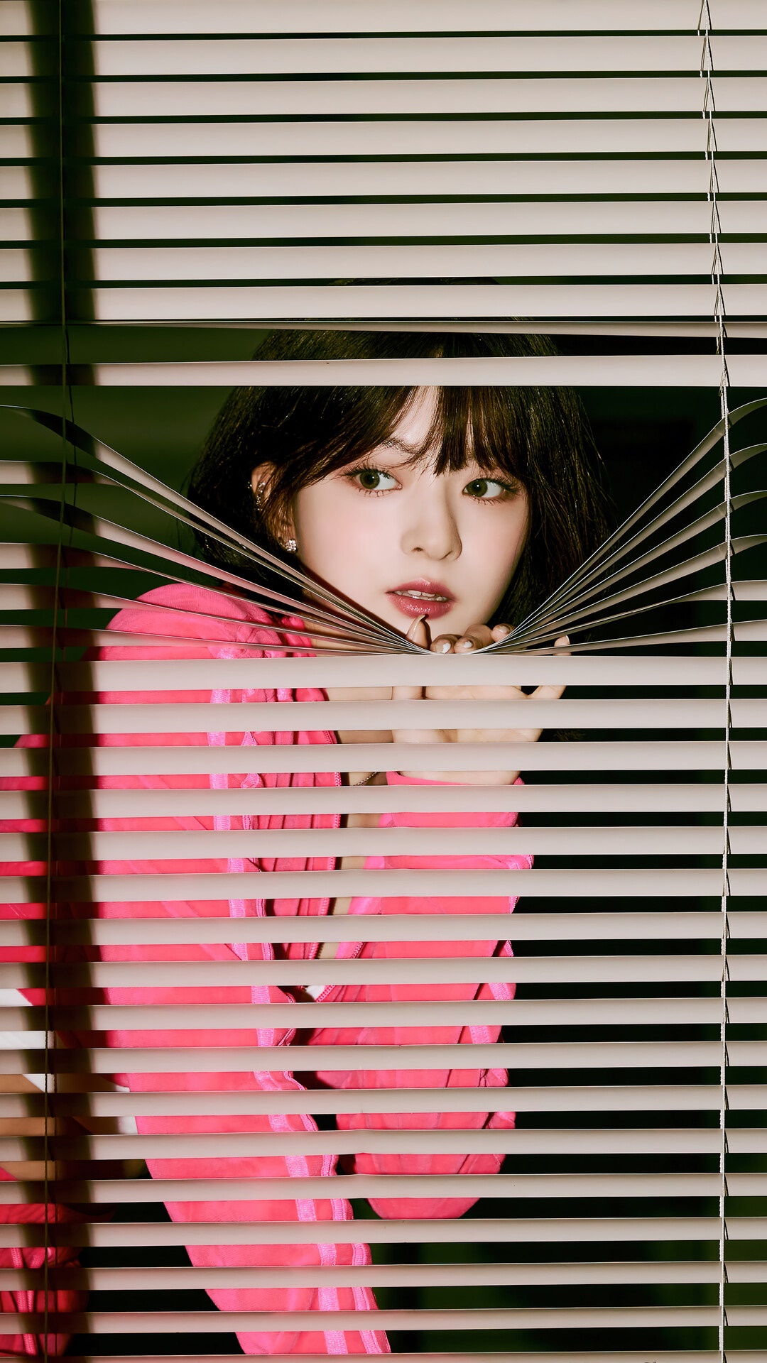 Nagyung from Fromis 9 peeking through blinds HD Phone Wallpaper