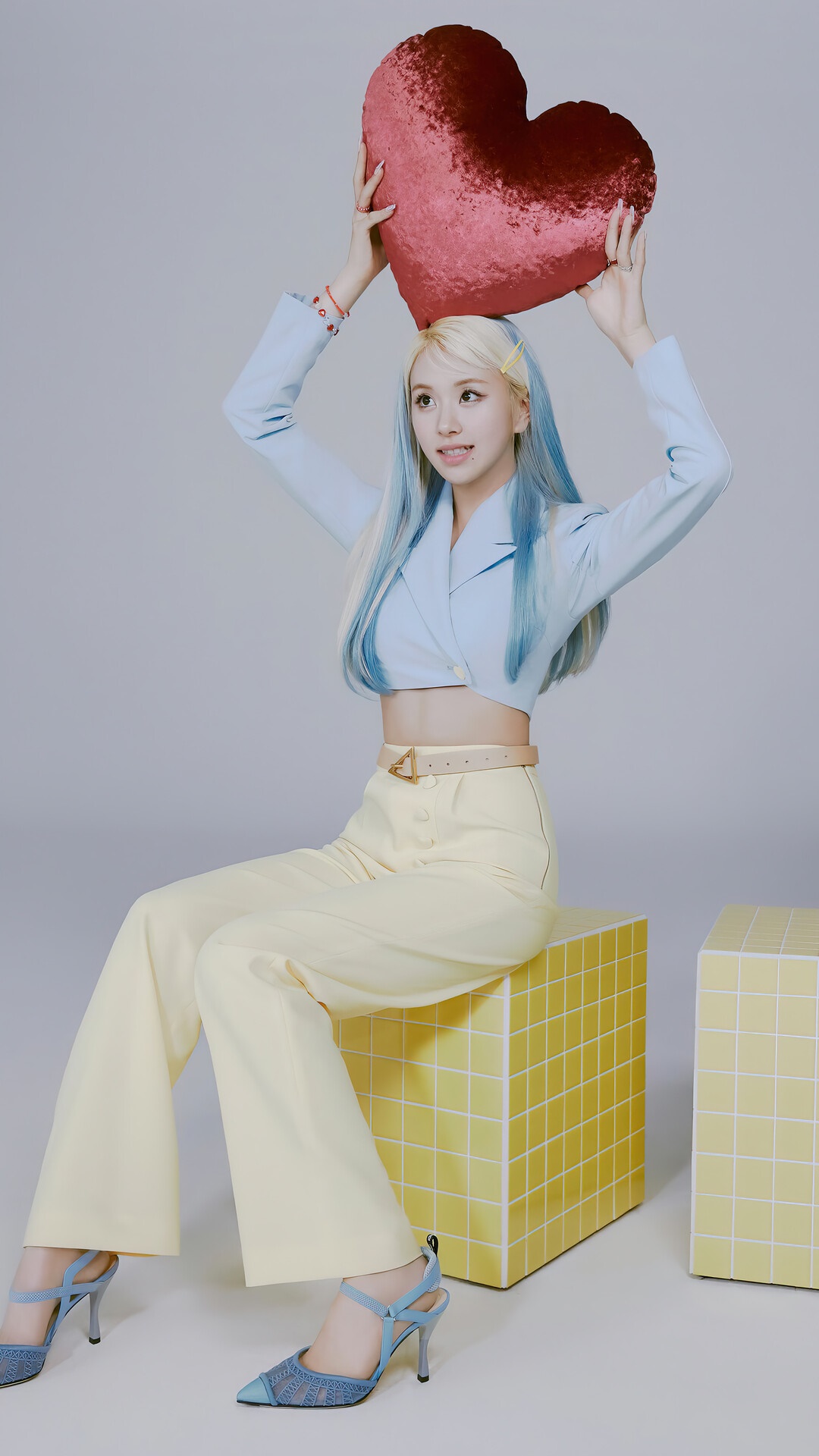 Chaeyoung from TWICE holding a heart pillow HD Phone Wallpaper