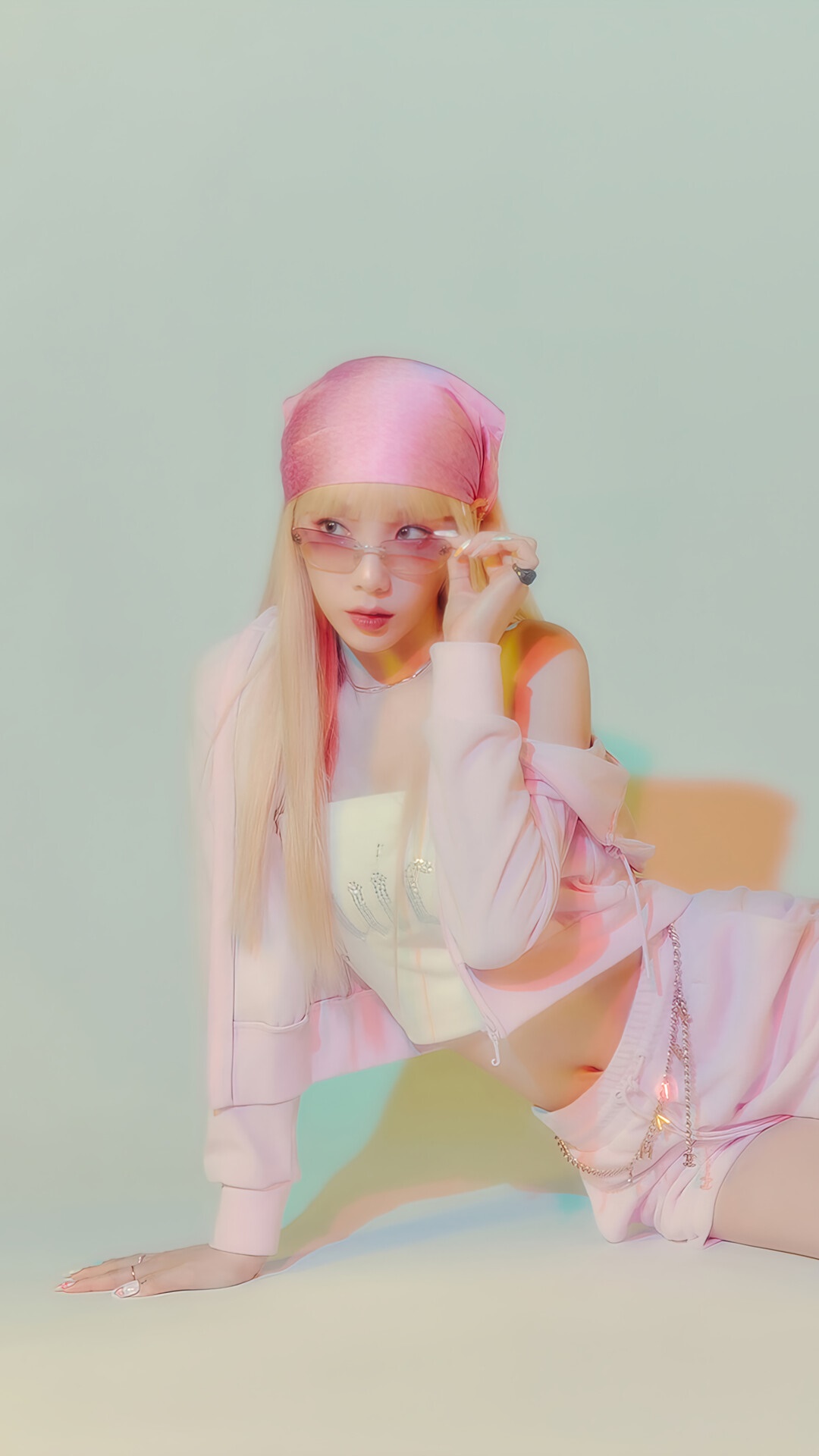 Taeyeon wearing pink bandana and sunglasses HD Phone Wallpaper