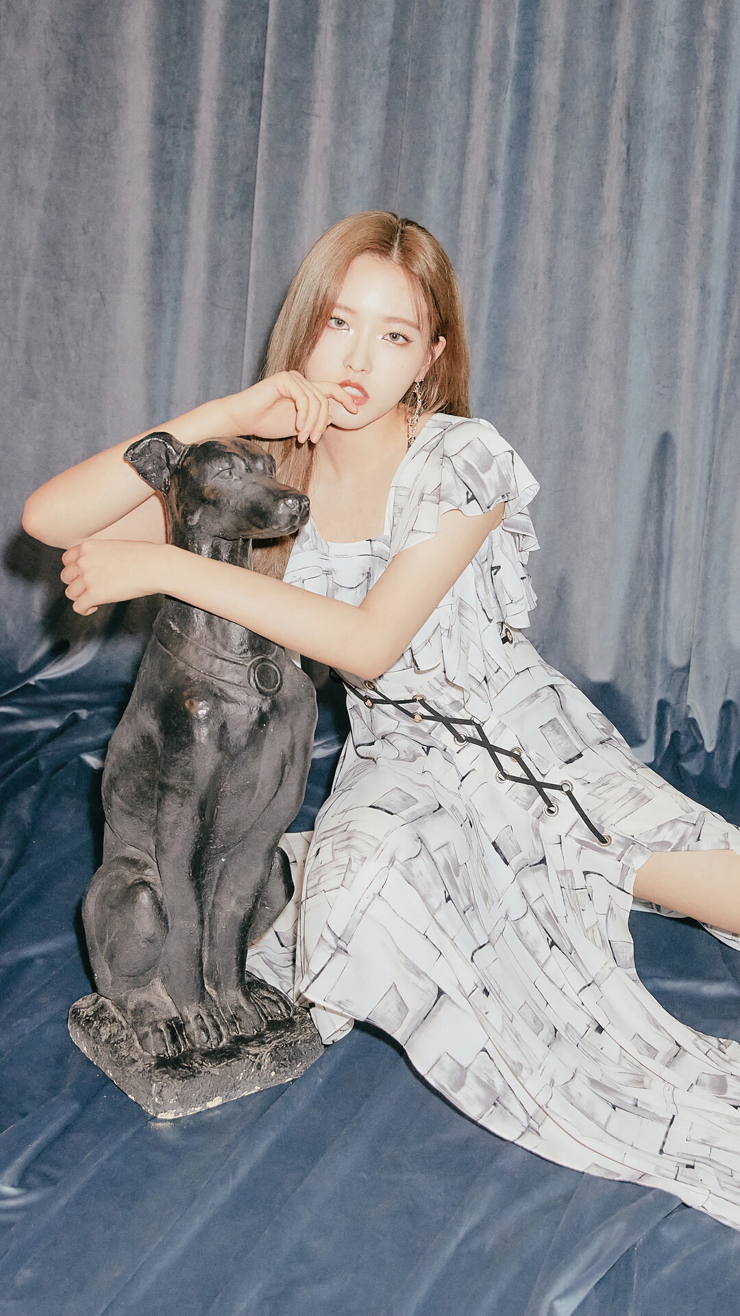 Olivia Hye from Loona with a dog statue HD Phone Wallpaper