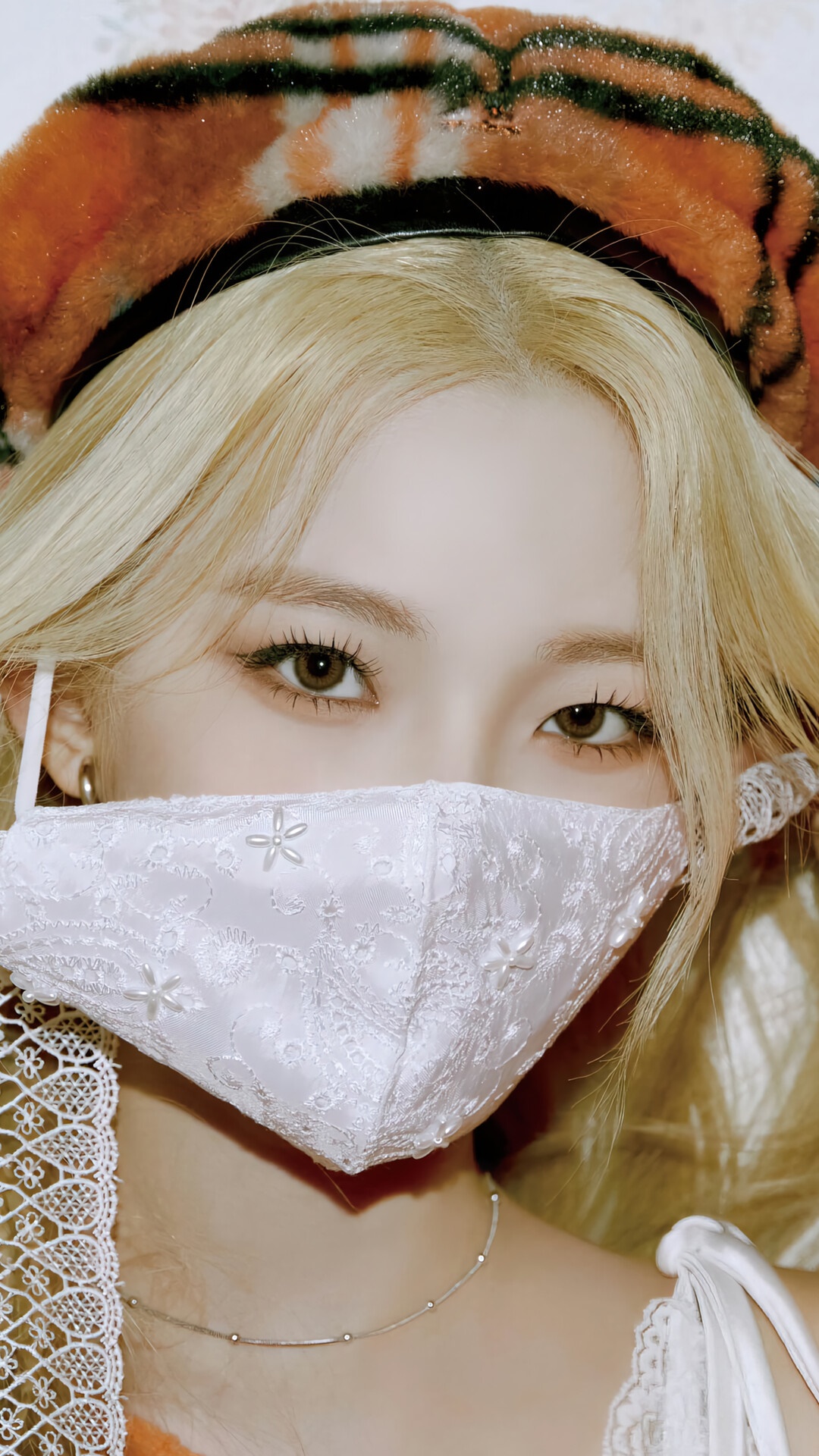Baek Ji Heon from Fromis 9 HD Phone Wallpaper