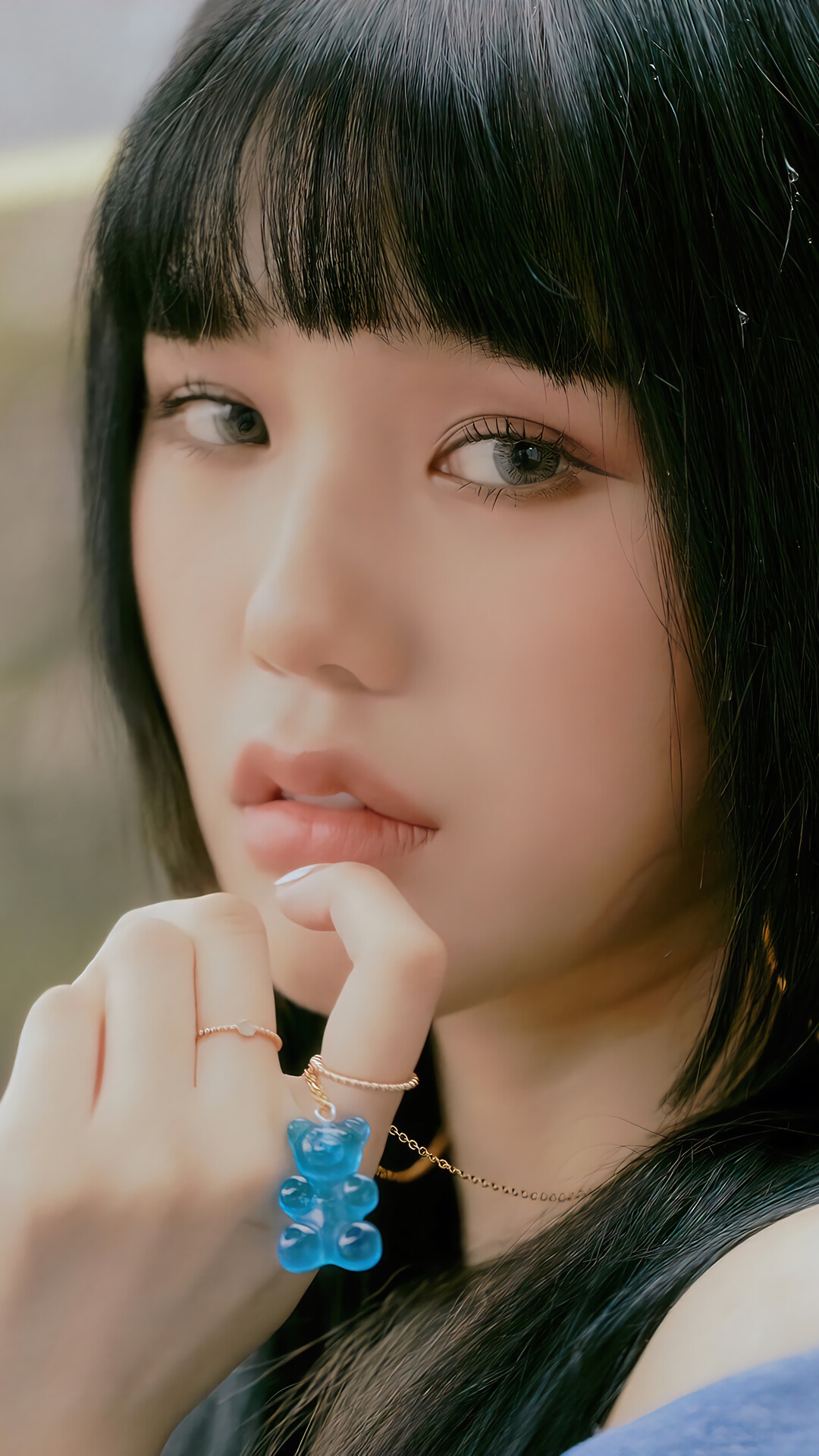 Mimi from Oh My Girl with gummy bear necklace HD Phone Wallpaper