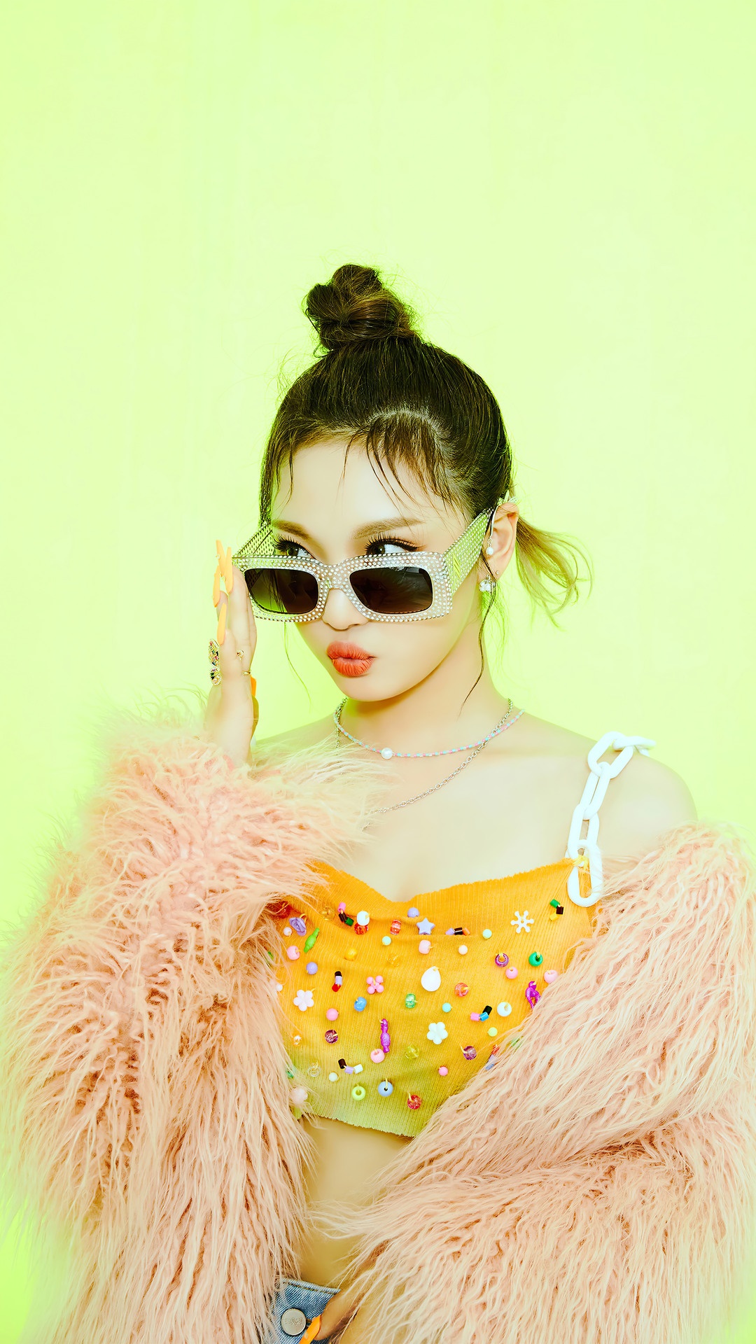 Ningning from Aespa wearing sunglasses and a fluffy jacket HD Phone Wallpaper