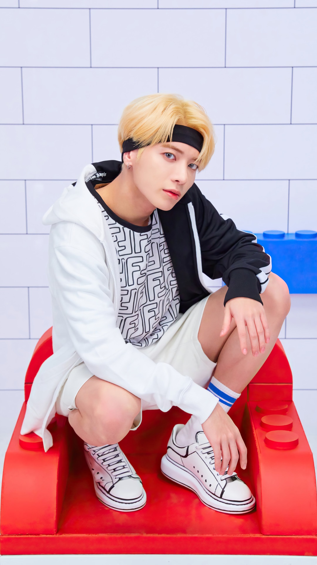 Taehyun from TXT wearing a black and white hoodie HD Phone Wallpaper