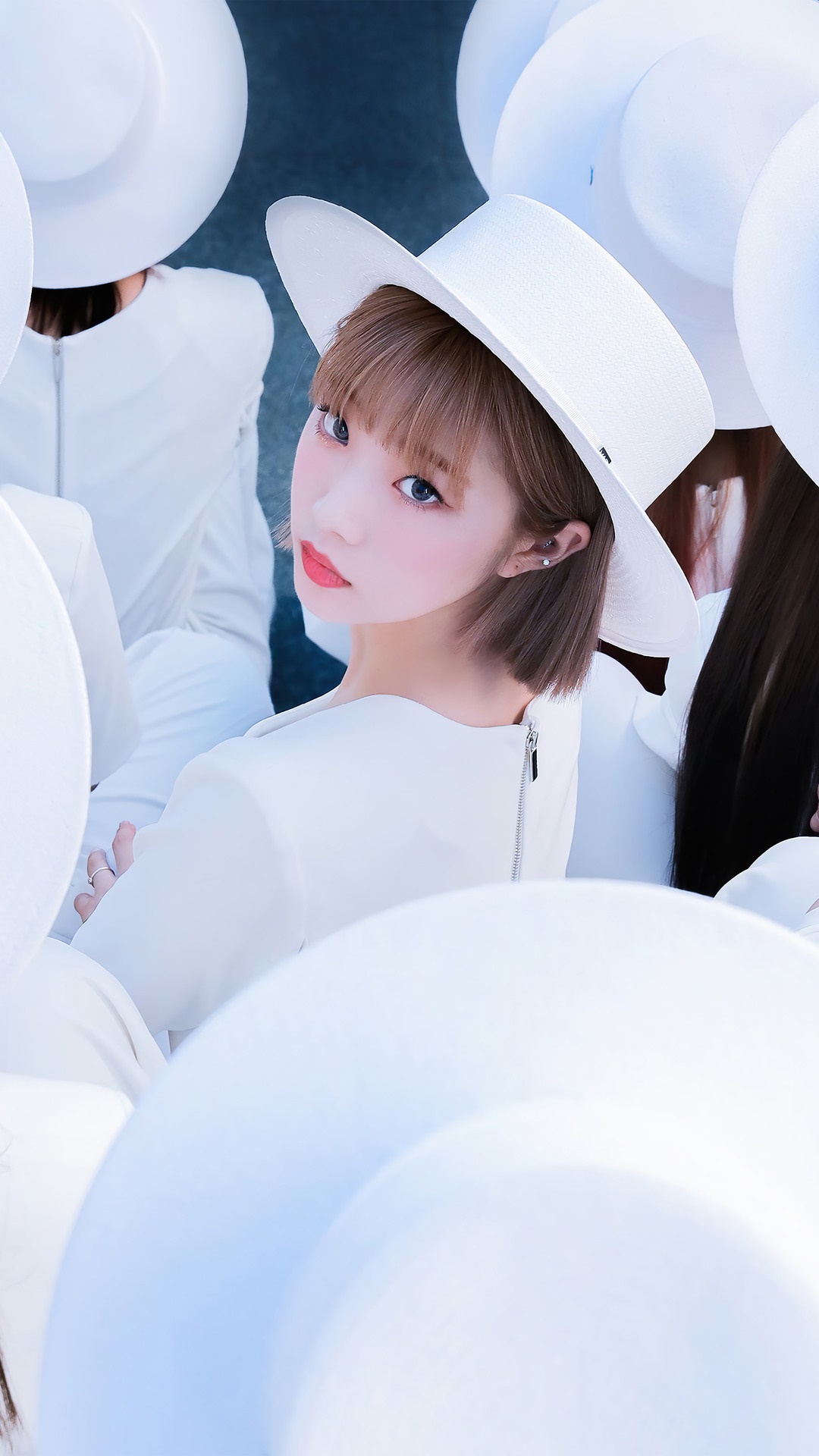 Yeojin from Loona wearing a white hat HD Phone Wallpaper