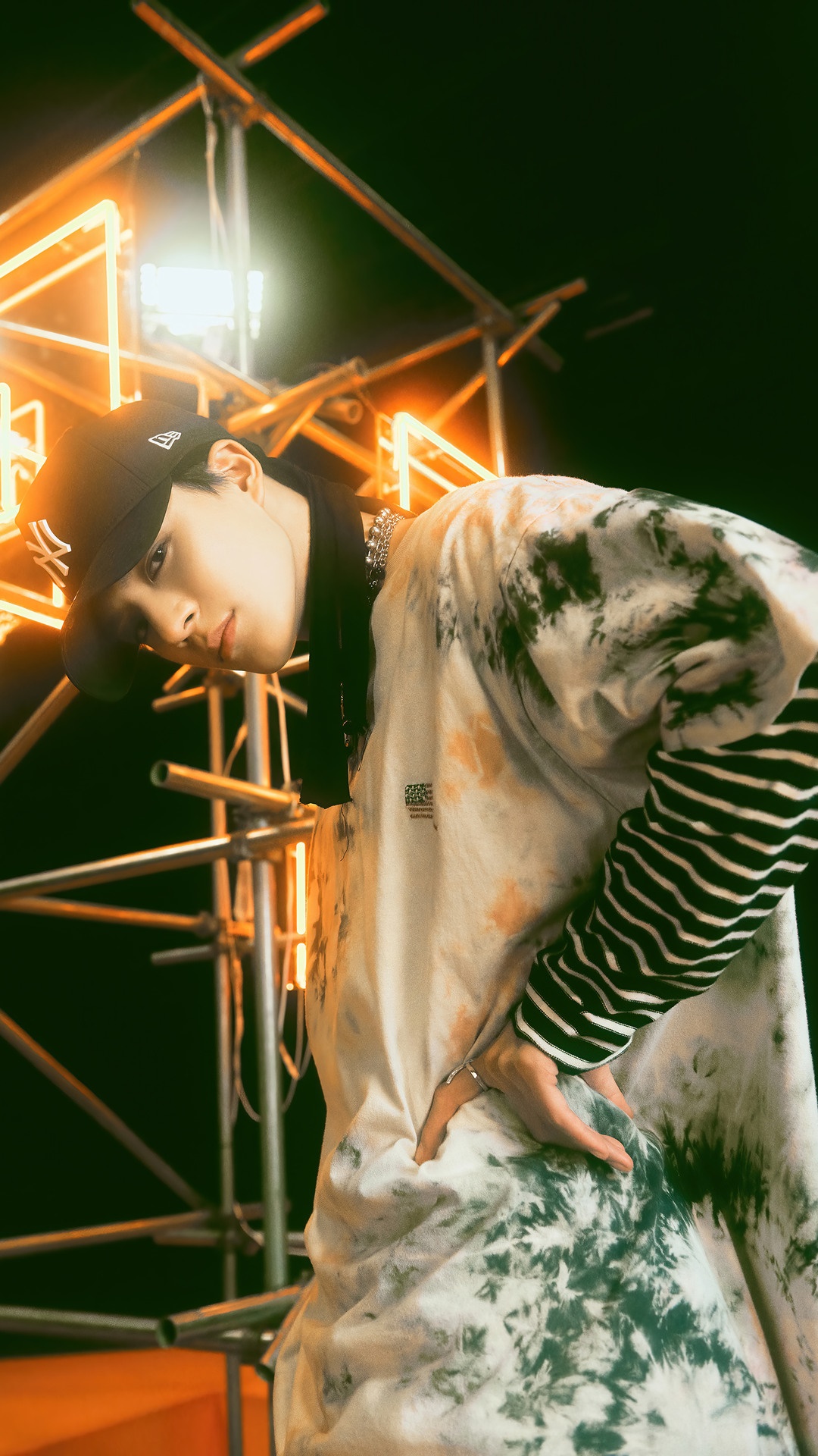 Jeno from NCT U wearing a tie-dye shirt and baseball cap HD Phone Wallpaper