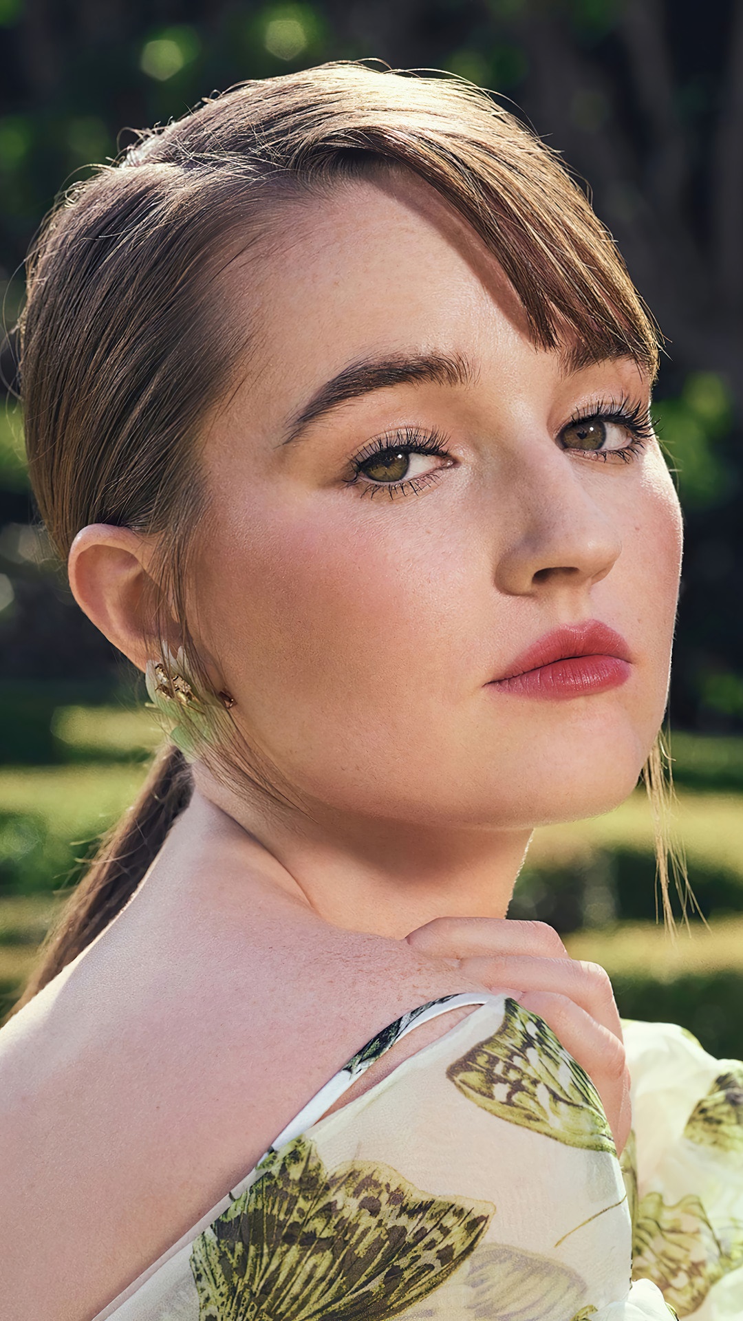 Kaitlyn Dever posing outdoors HD Phone Wallpaper