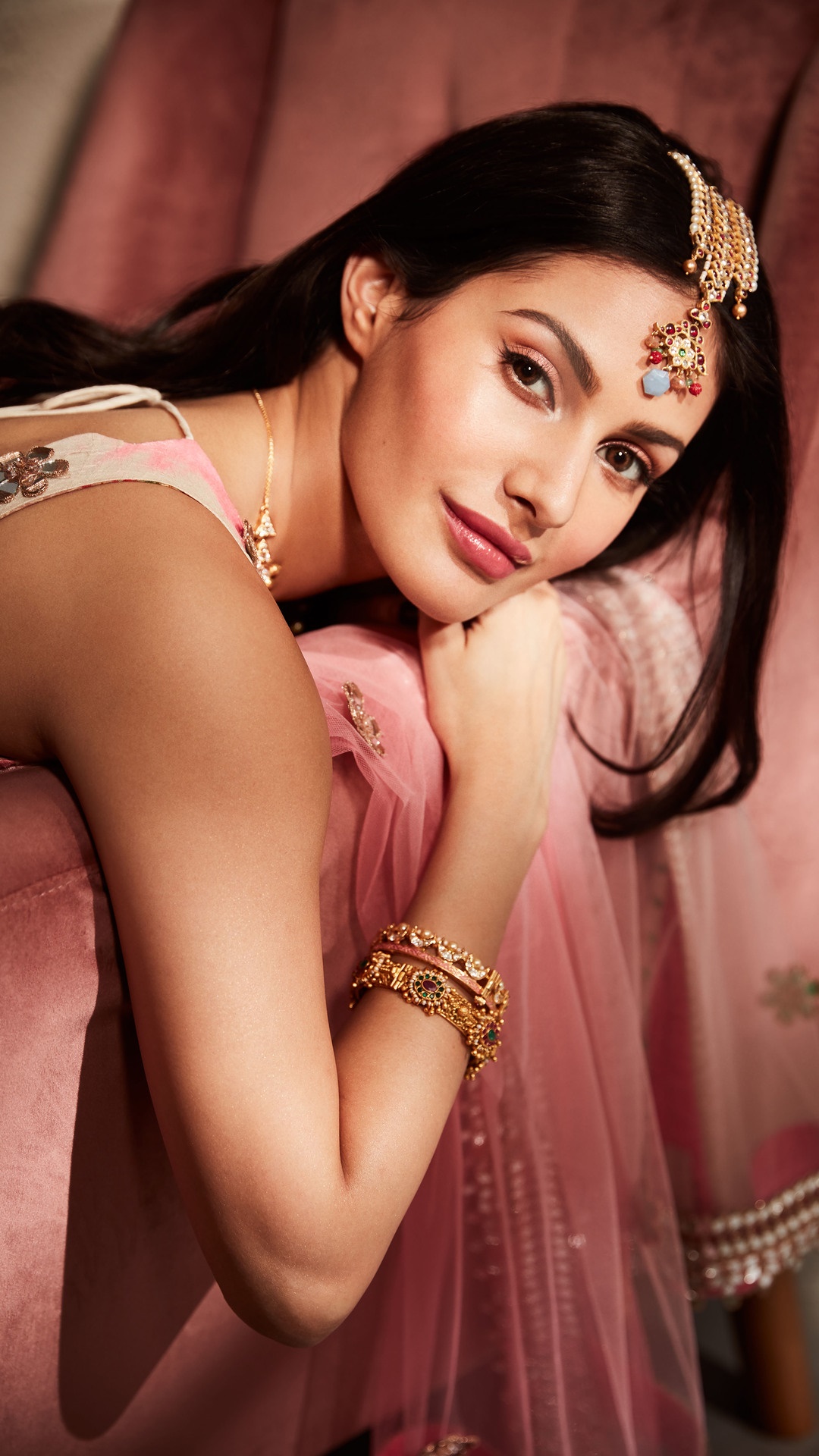 Amyra Dastur wearing traditional Indian jewelry and clothing HD Phone Wallpaper