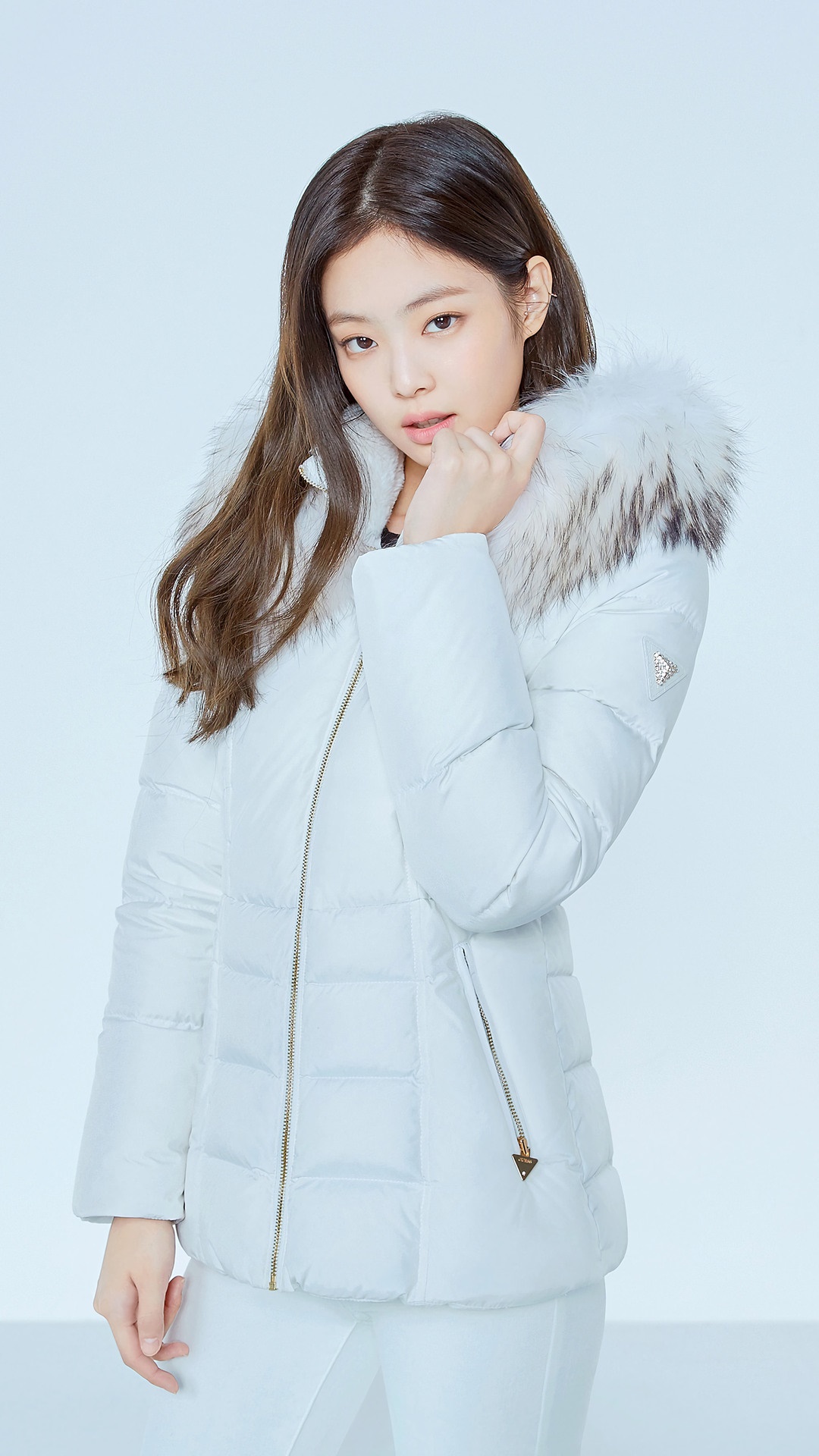 Jennie Kim from BLACKPINK wearing a white puffer jacket HD Phone Wallpaper