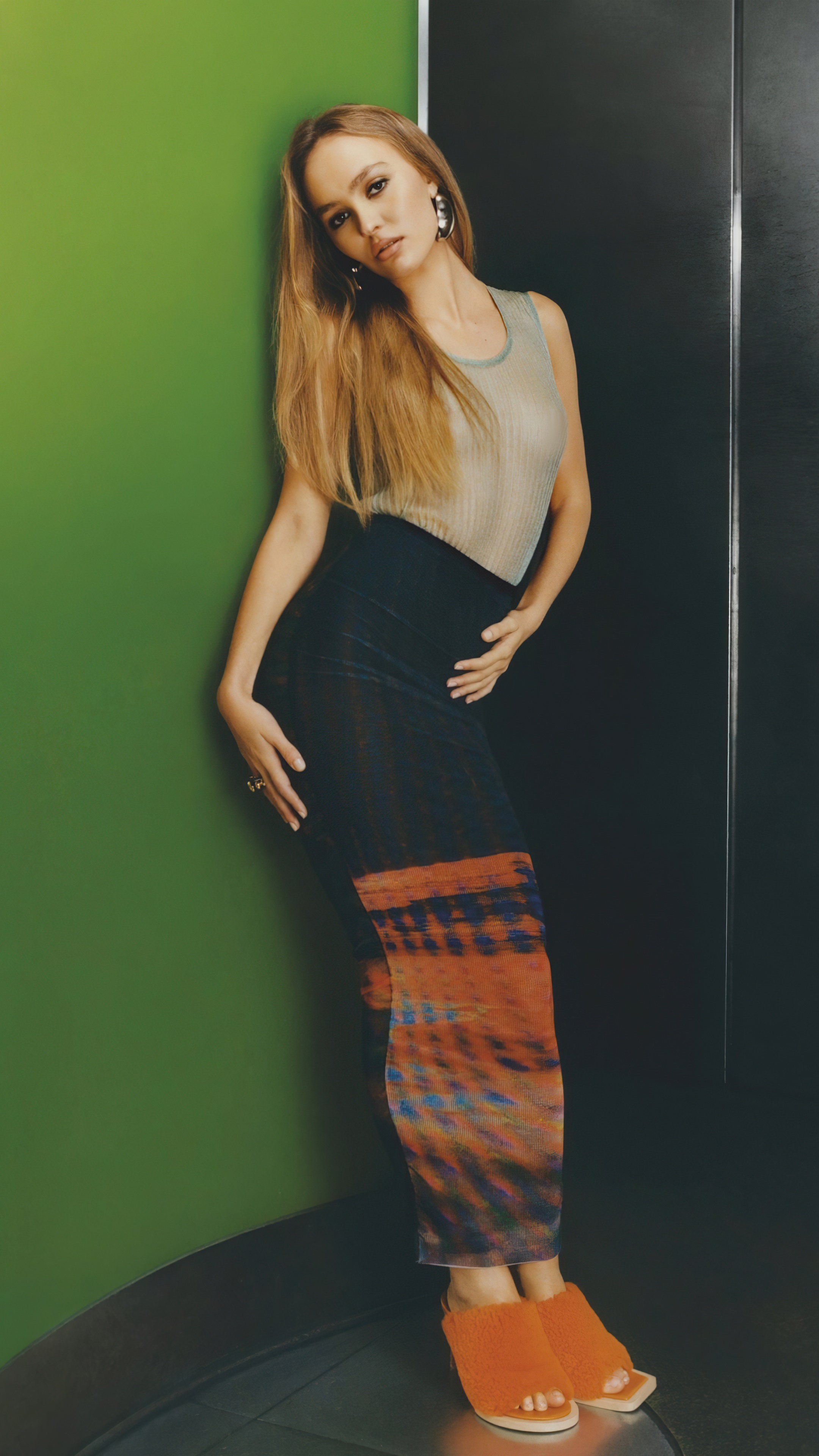Lily-Rose Depp posing in a studio HD Phone Wallpaper