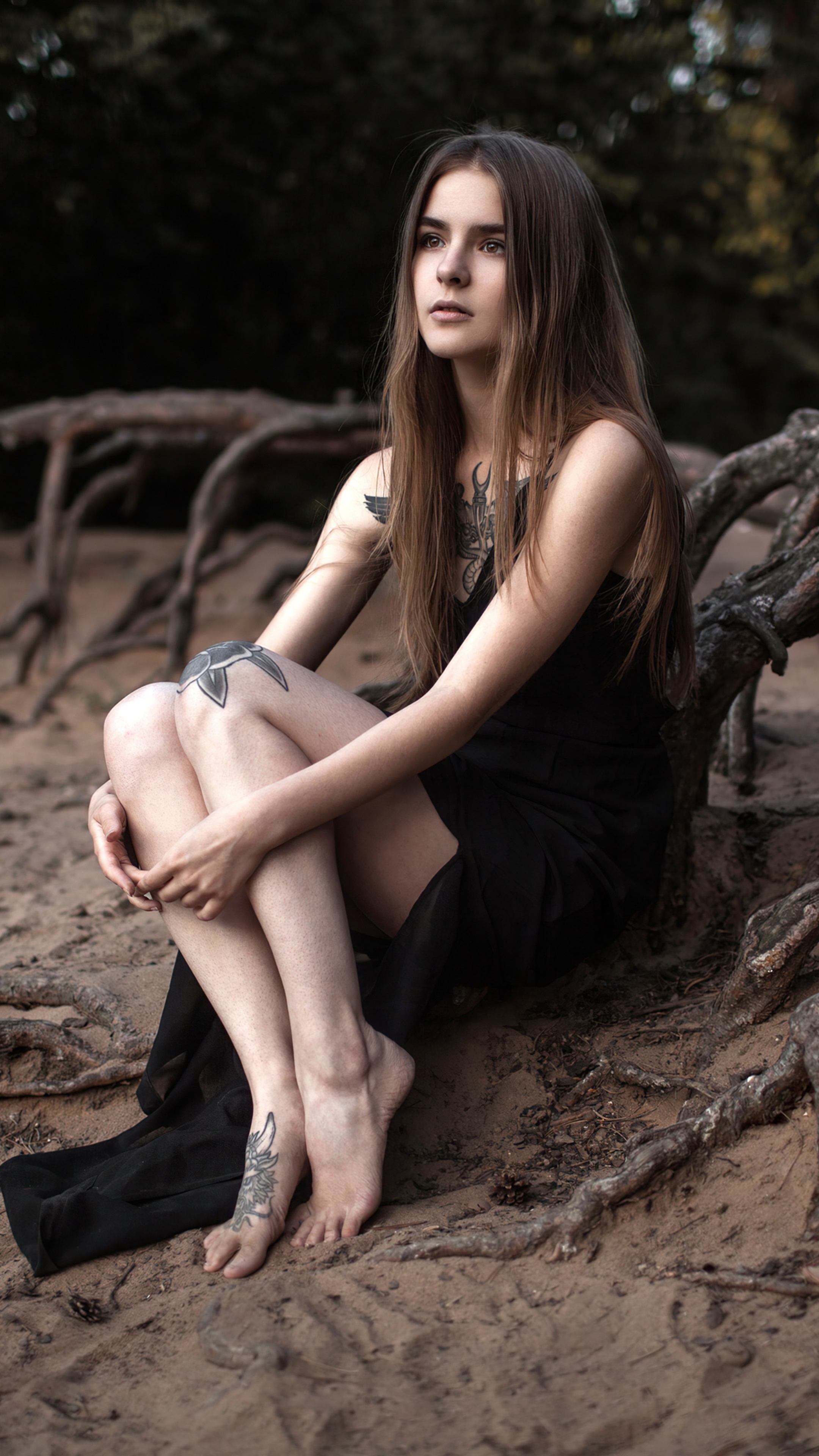 Girl with tattoos sitting on roots HD Phone Wallpaper