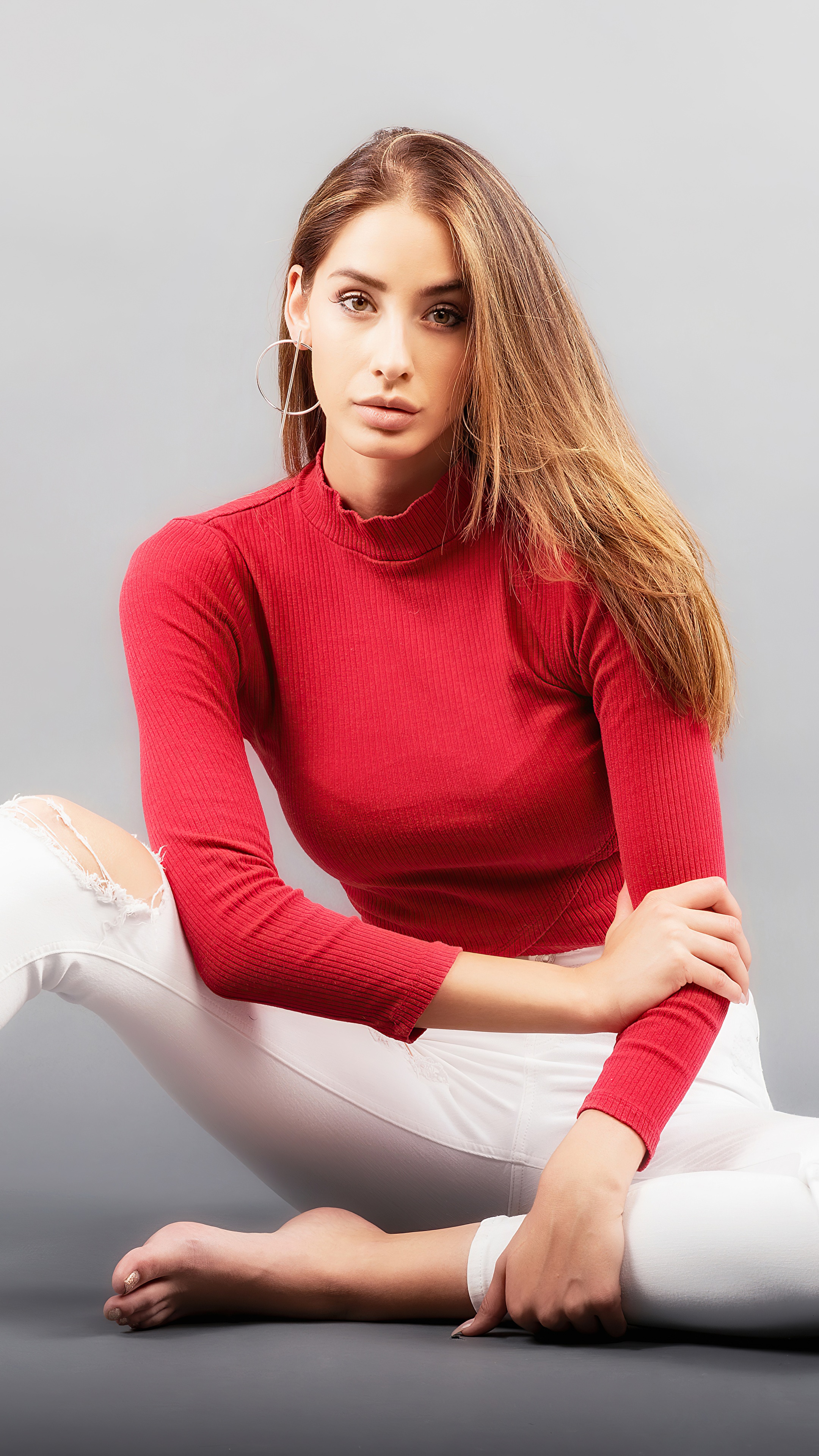 Blonde girl in red top and white ripped jeans HD Phone Wallpaper