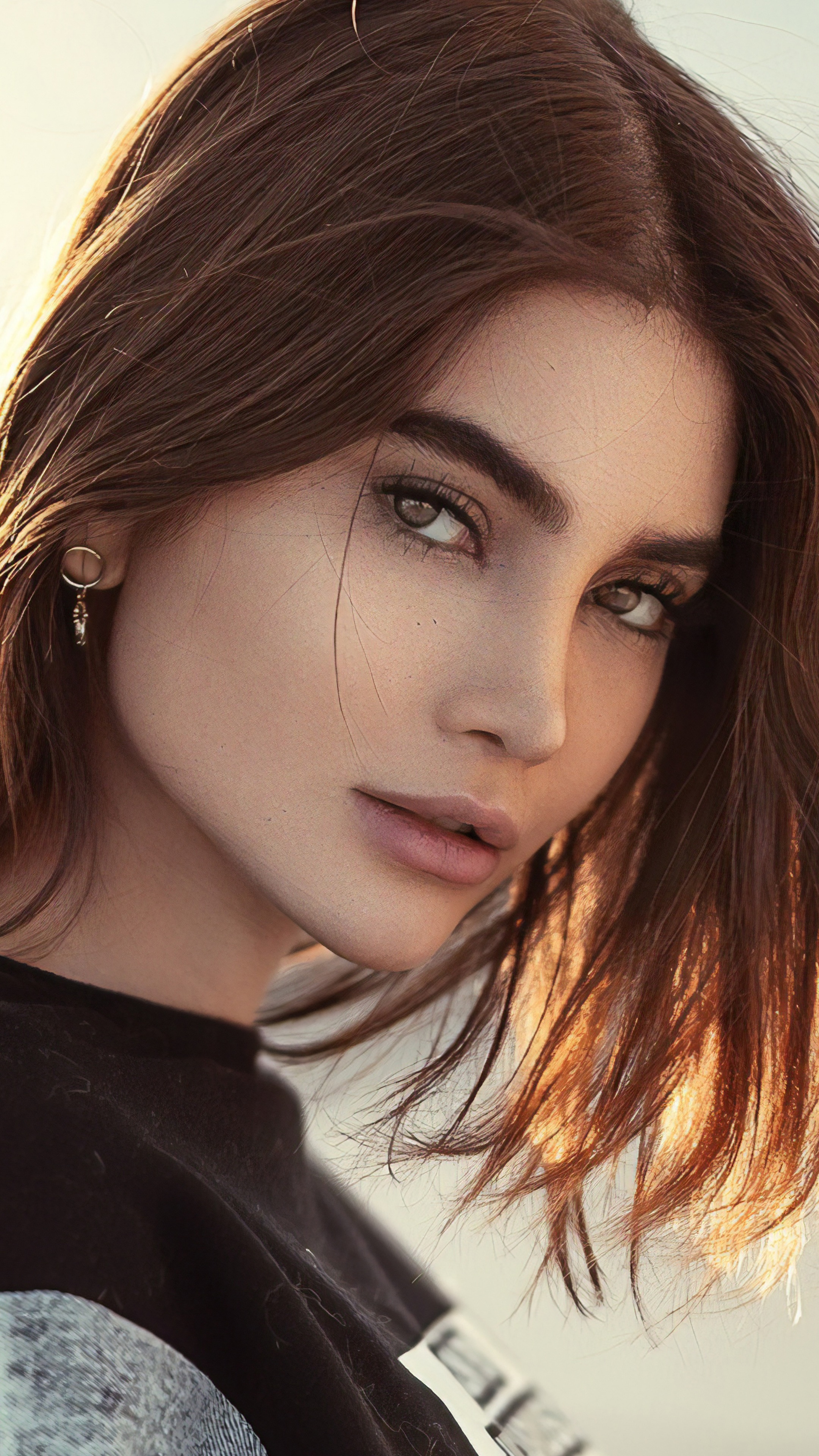 Brunette model with green eyes in 4K HD Phone Wallpaper