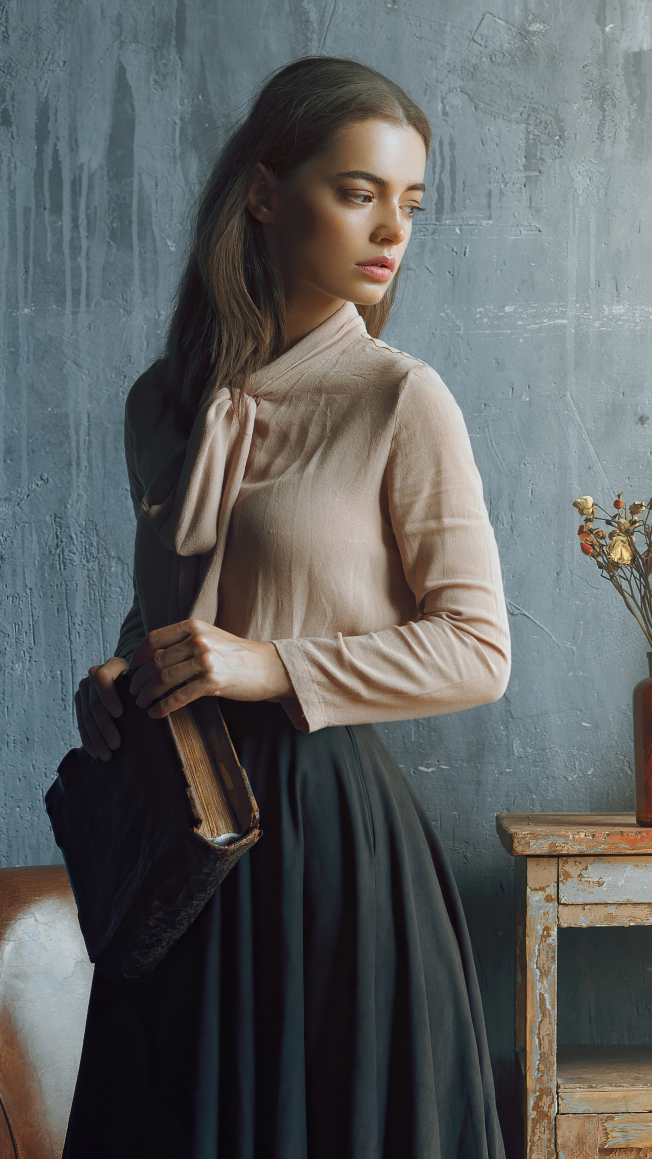 Model holding a book HD Phone Wallpaper
