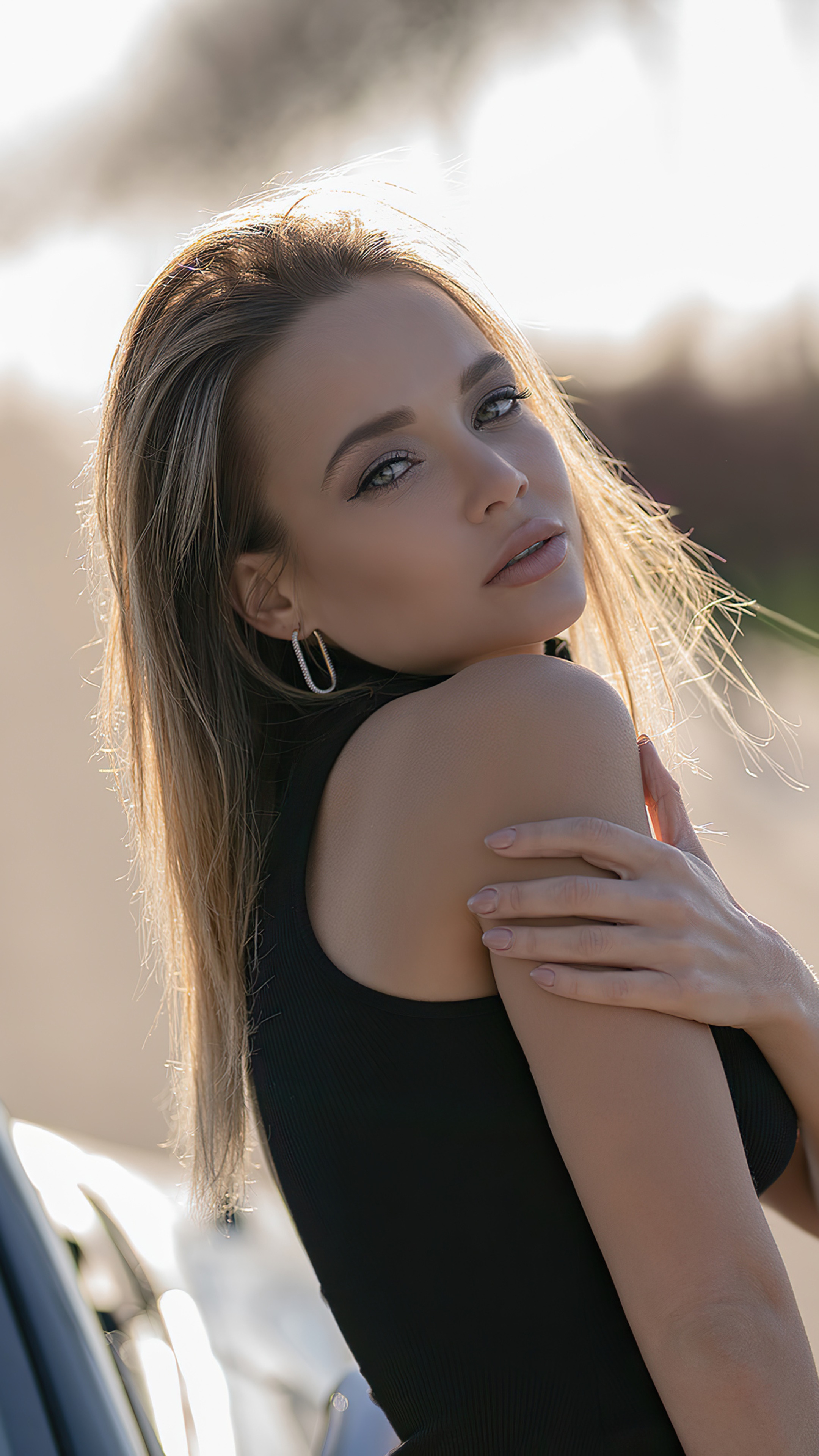 Blonde model in black top HD Phone Wallpaper