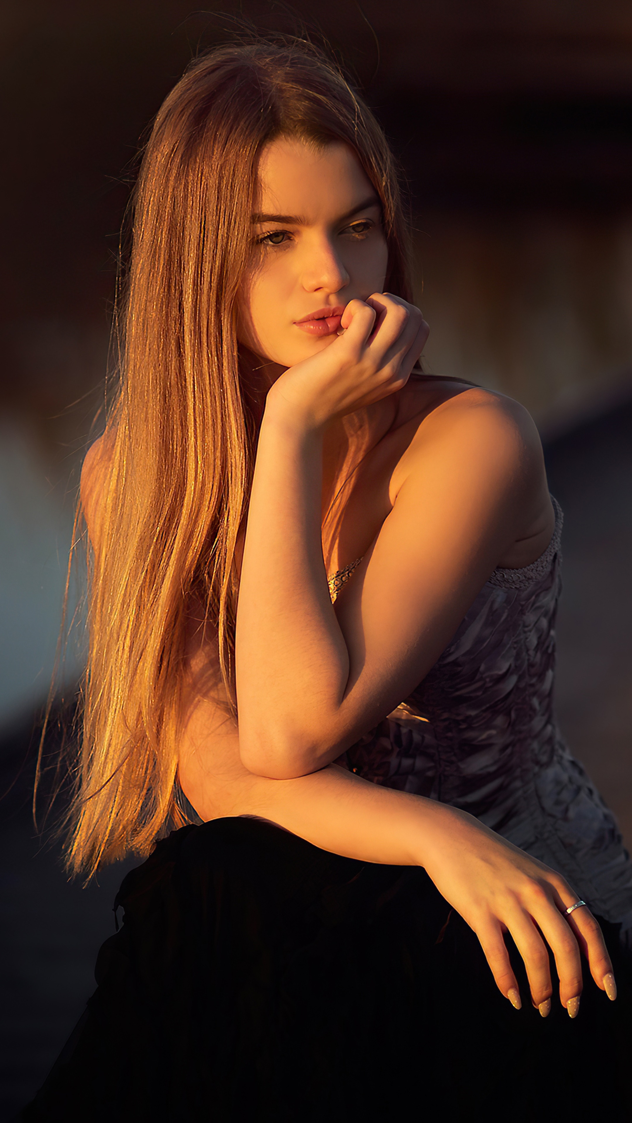 Blonde model in 4K HD Phone Wallpaper