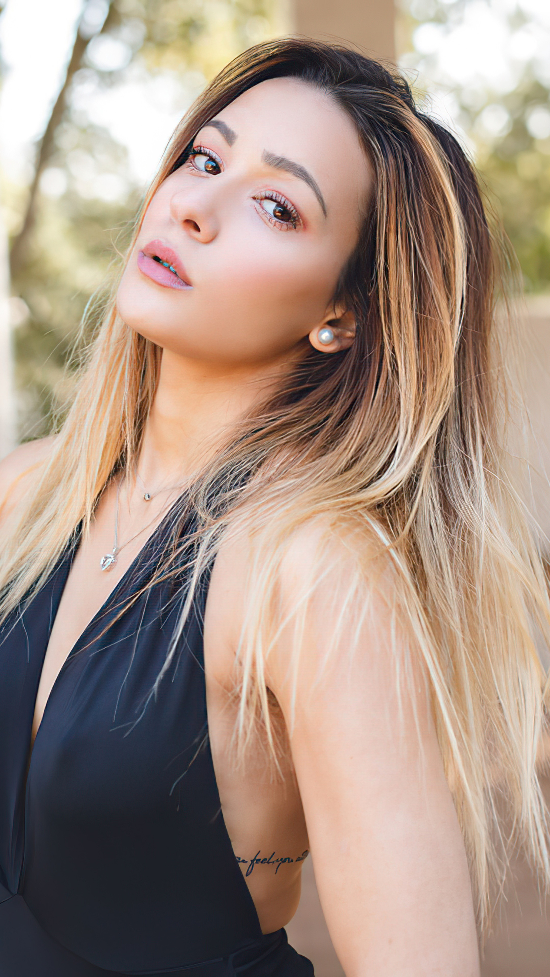 Model with blonde hair and pearl earrings HD Phone Wallpaper
