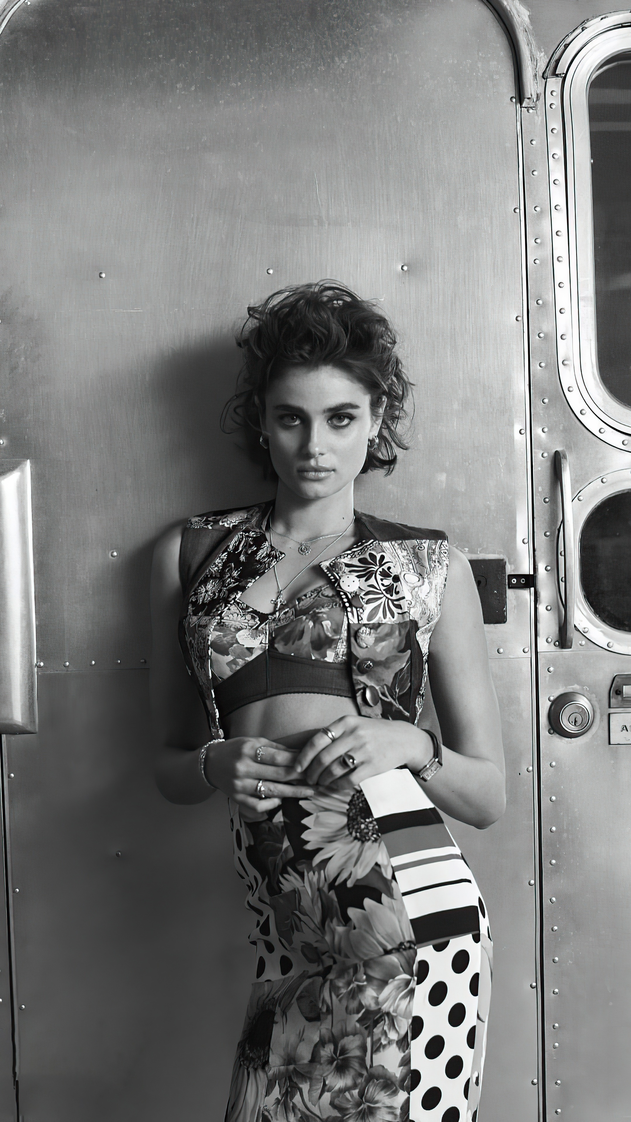 Taylor Hill in monochrome fashion photoshoot HD Phone Wallpaper