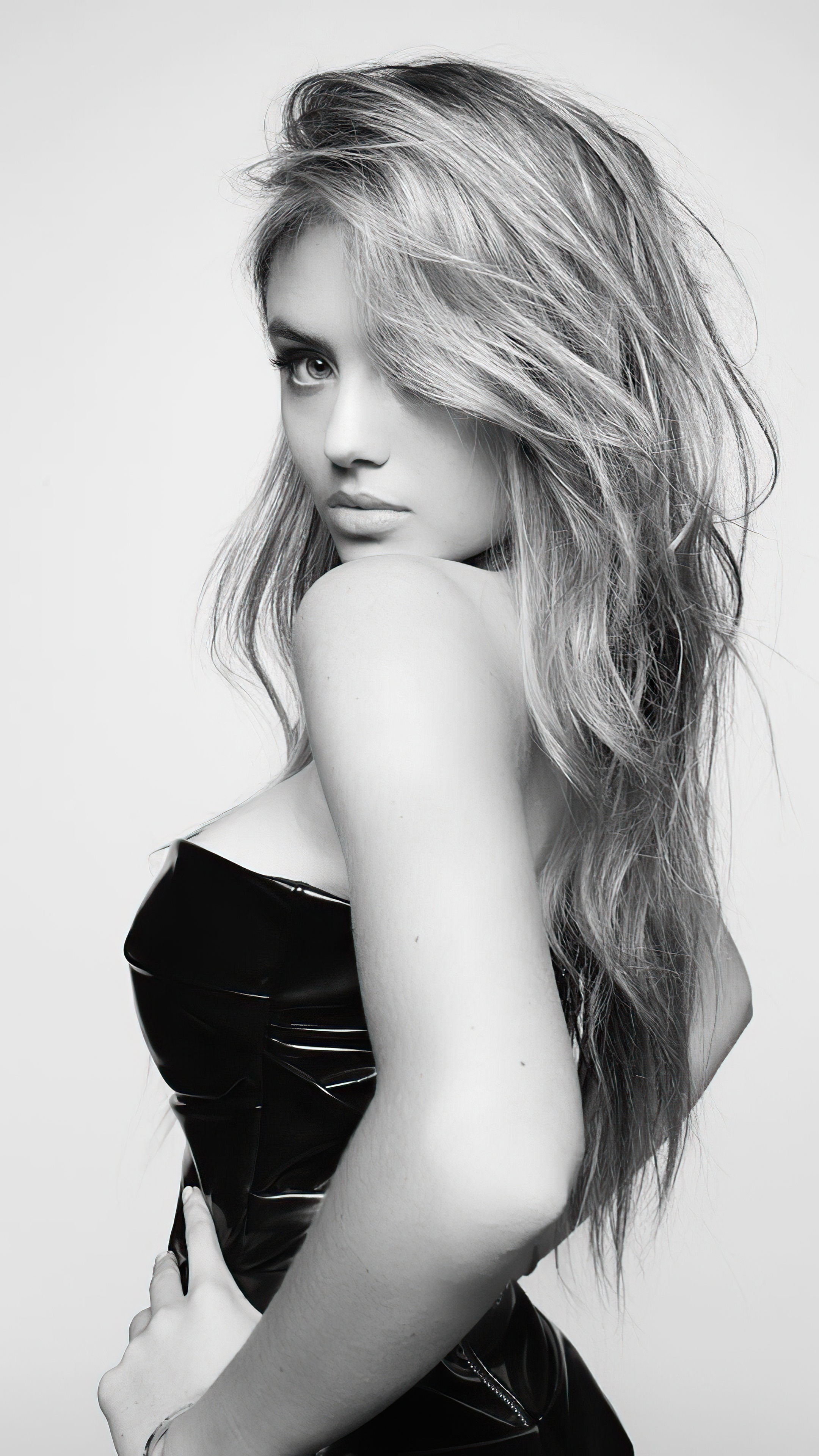 Leni Klum in black strapless dress, monochrome portrait HD Phone Wallpaper