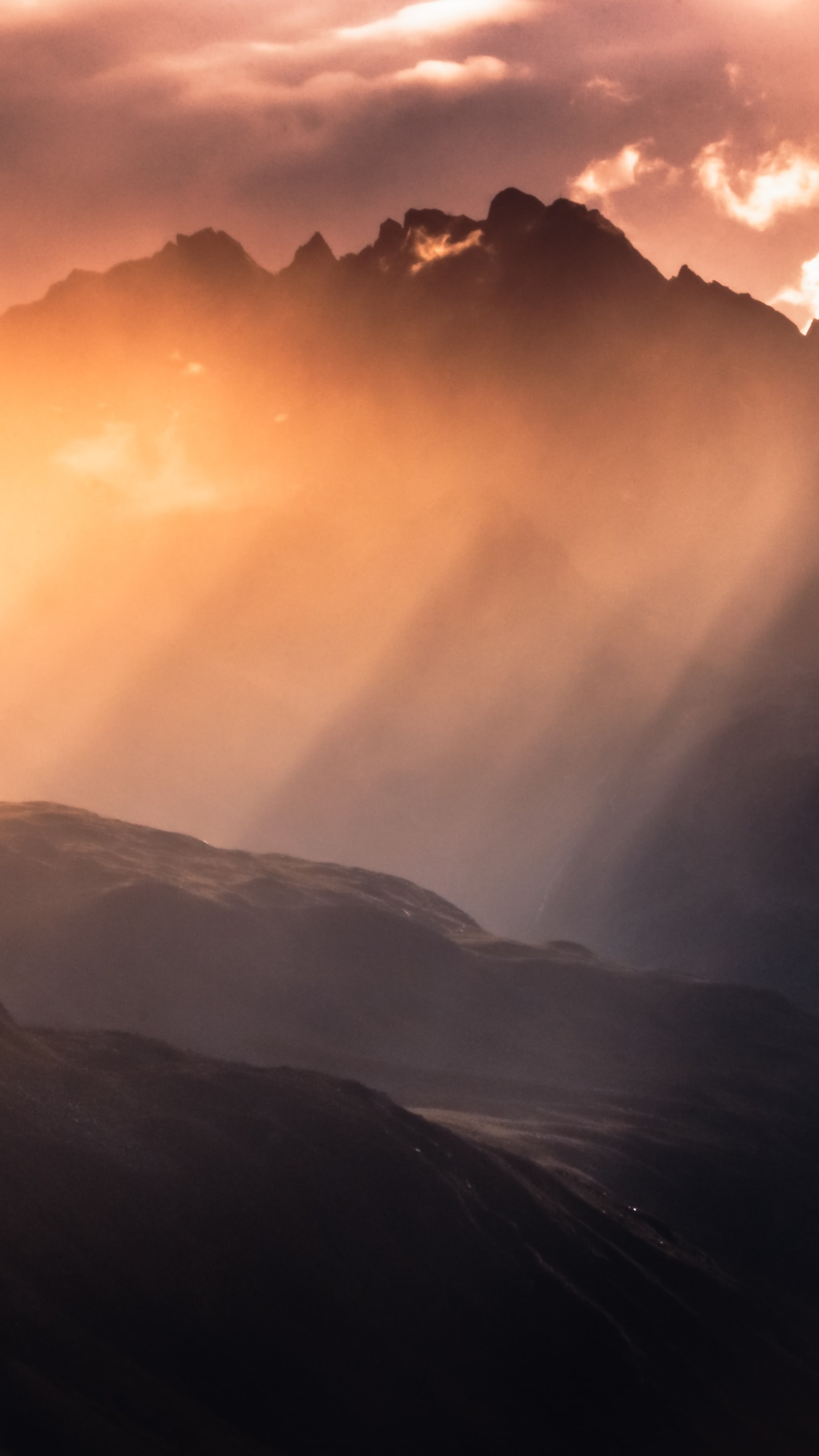 Mountains with sunbeams through fog 4K HD Phone Wallpaper