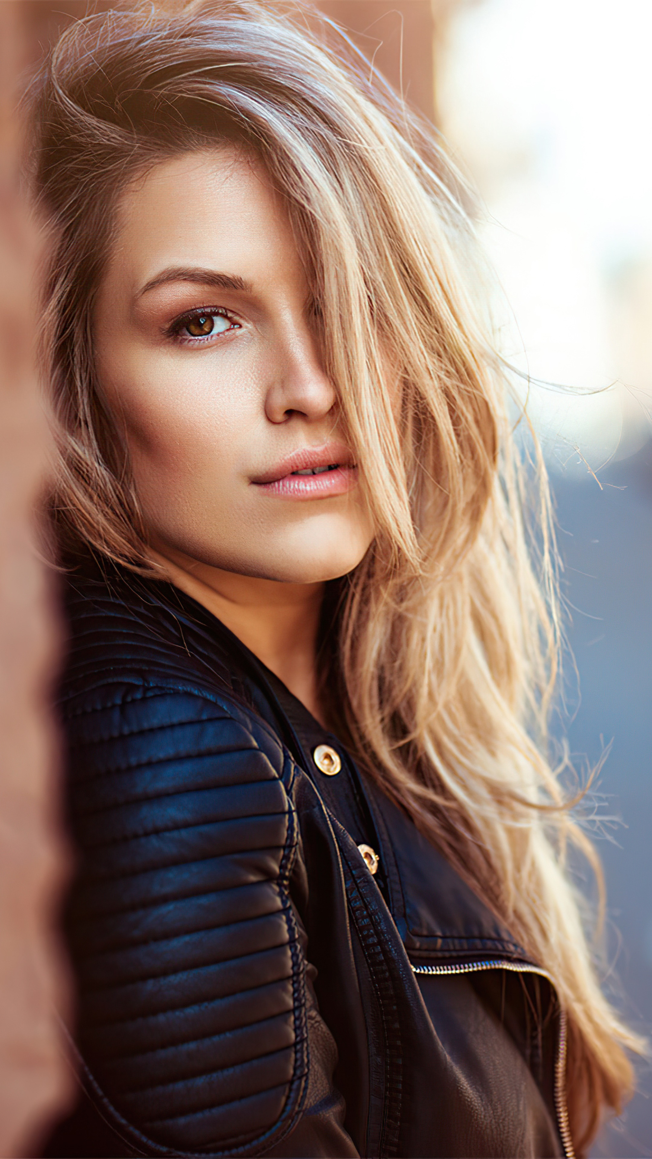 Blonde model in leather jacket HD Phone Wallpaper