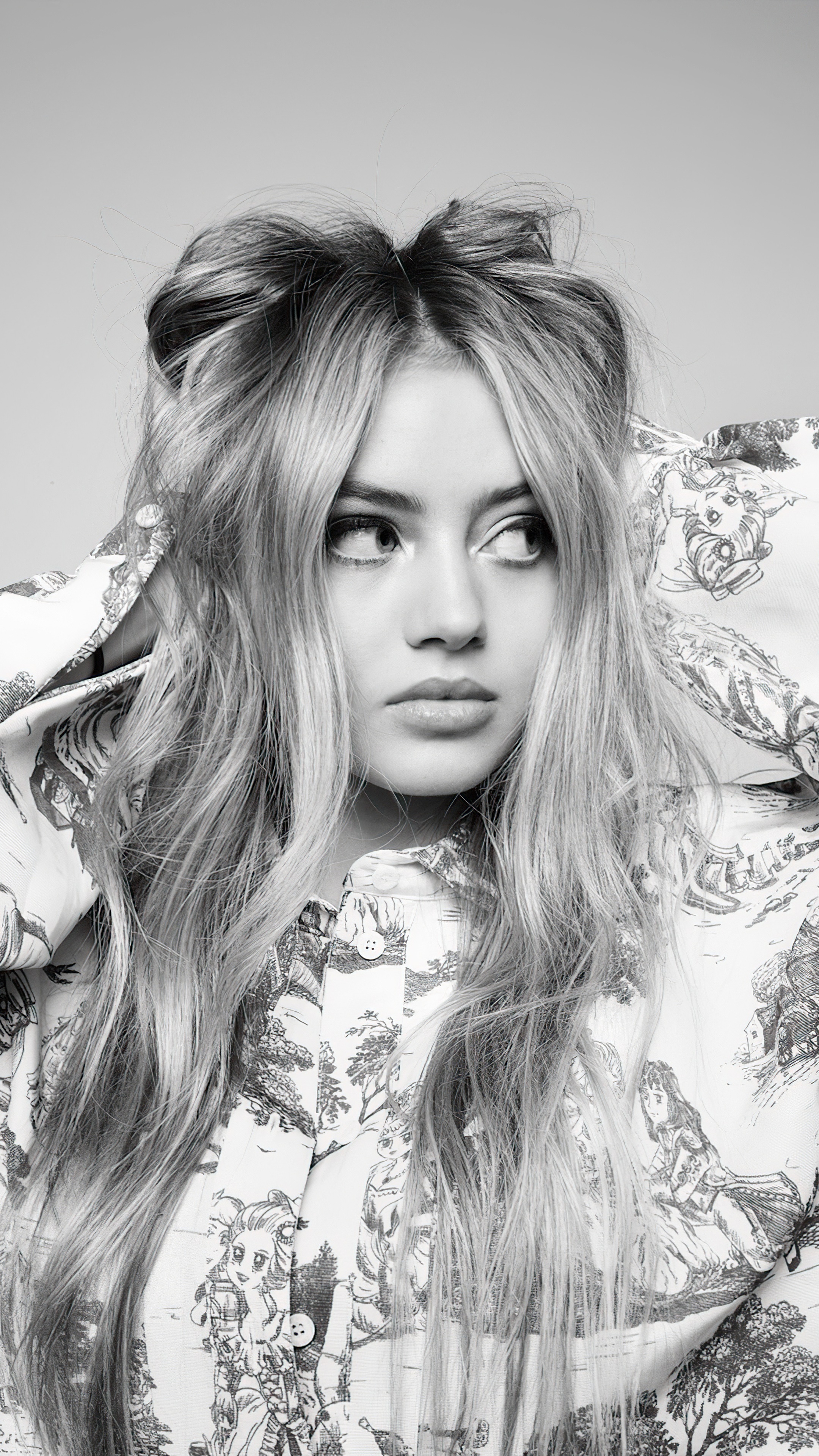Leni Klum in monochrome portrait HD Phone Wallpaper