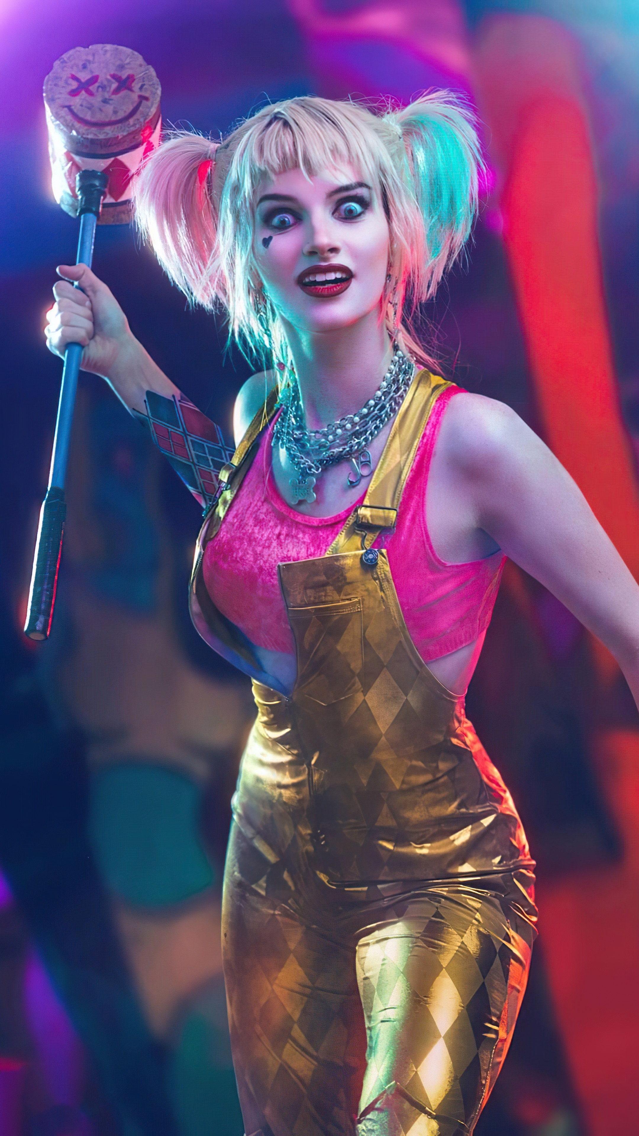 Harley Quinn from DC Comics holding a hammer HD Phone Wallpaper