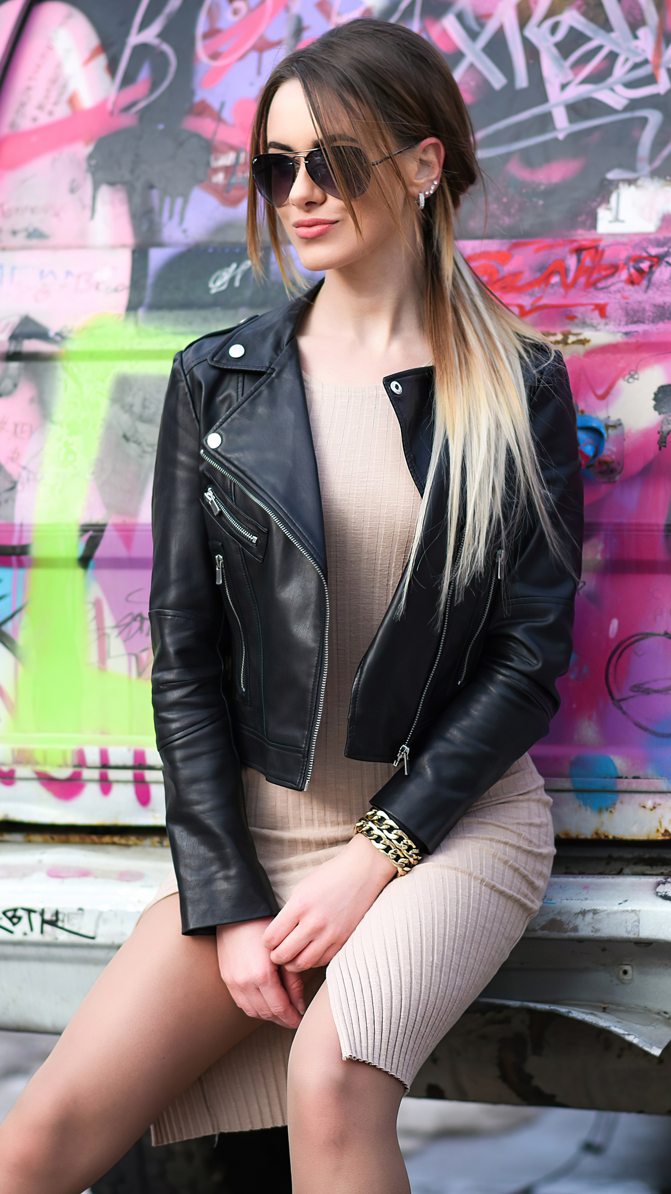 Woman wearing sunglasses and leather jacket HD Phone Wallpaper