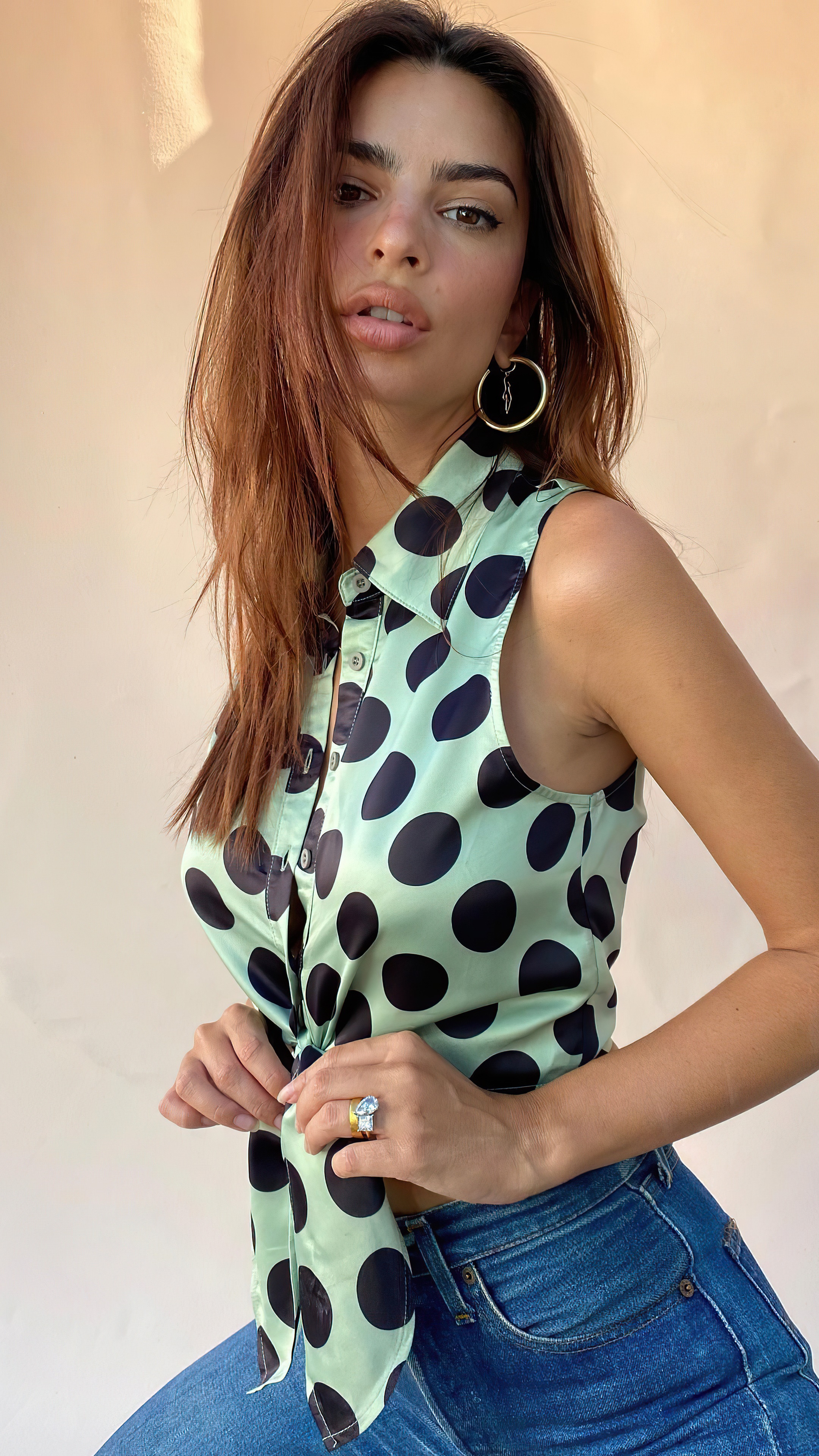 Emily Ratajkowski in polka dot shirt and jeans HD Phone Wallpaper