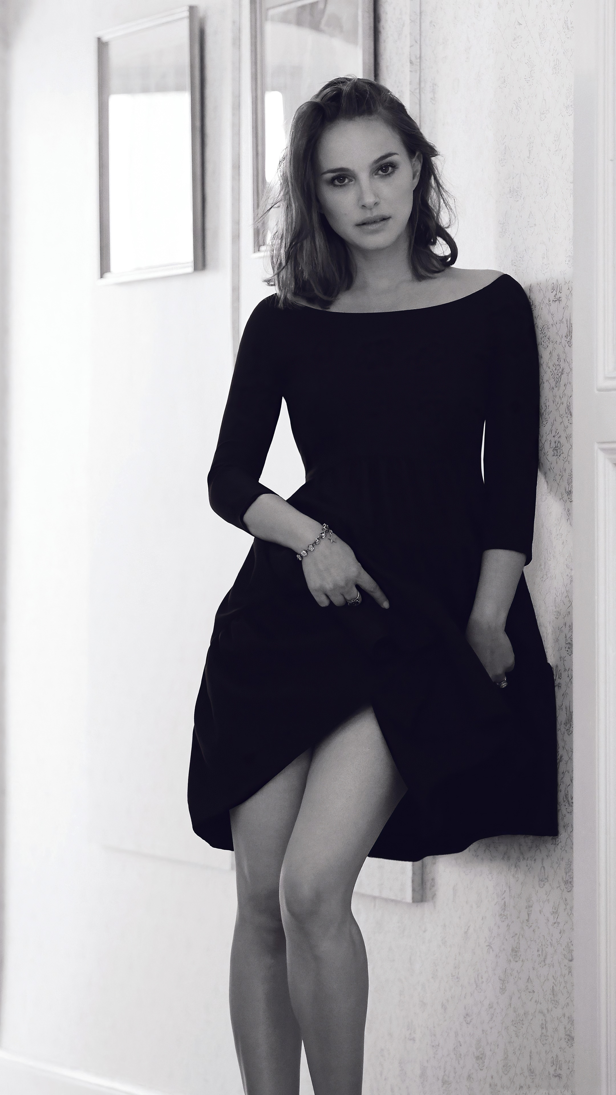 Natalie Portman in Black and White HD Phone Wallpaper