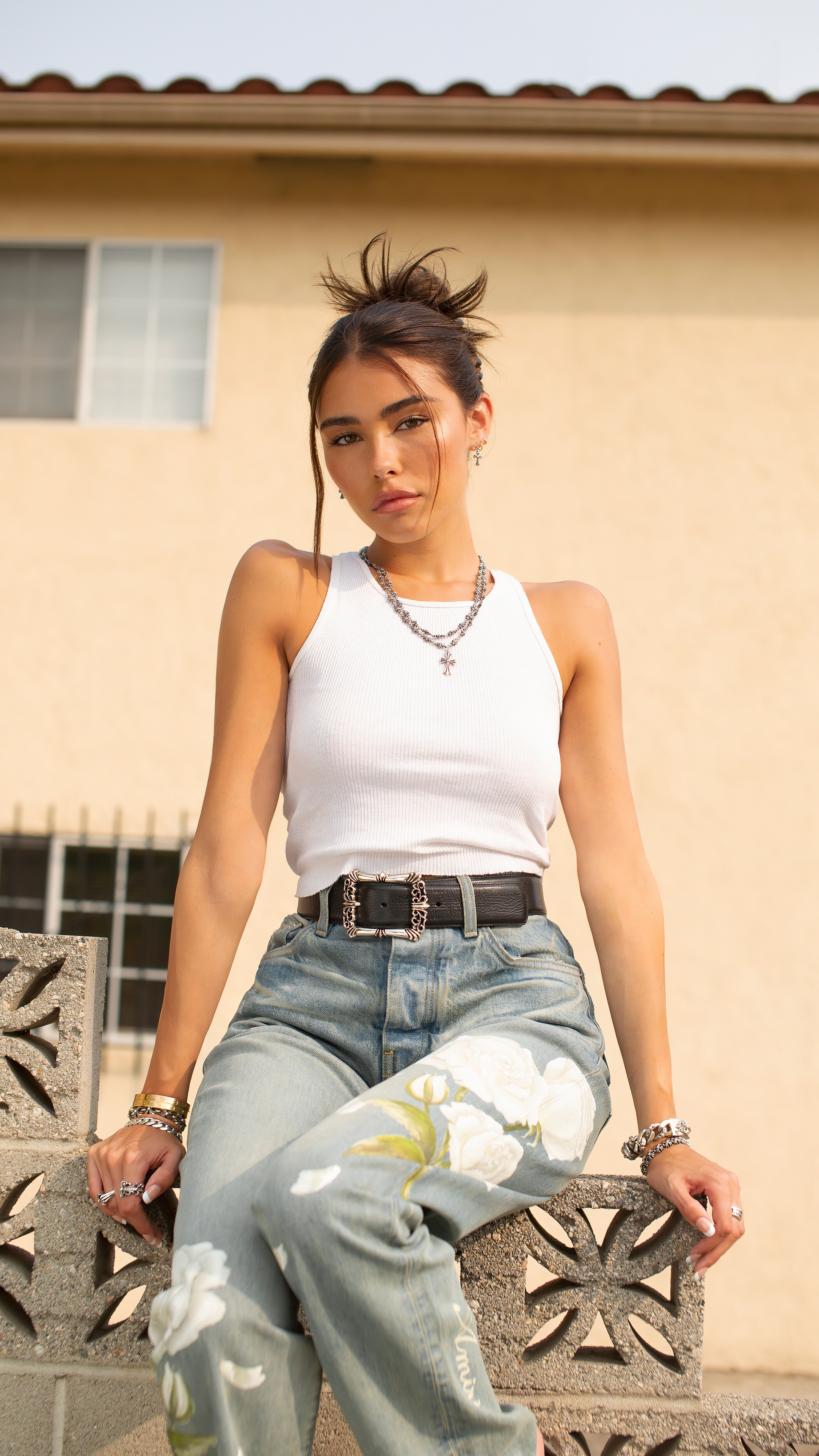 Madison Beer in white tank top and jeans HD Phone Wallpaper