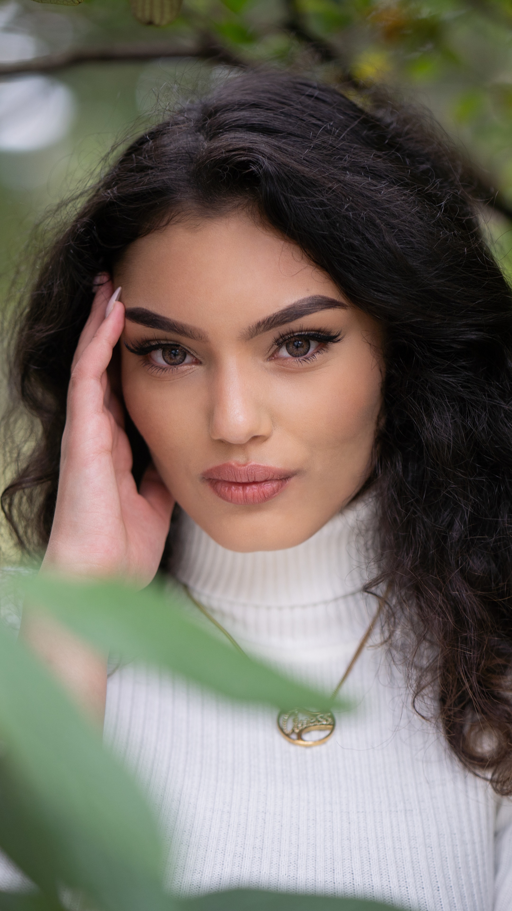 Model wearing a white turtleneck and necklace HD Phone Wallpaper