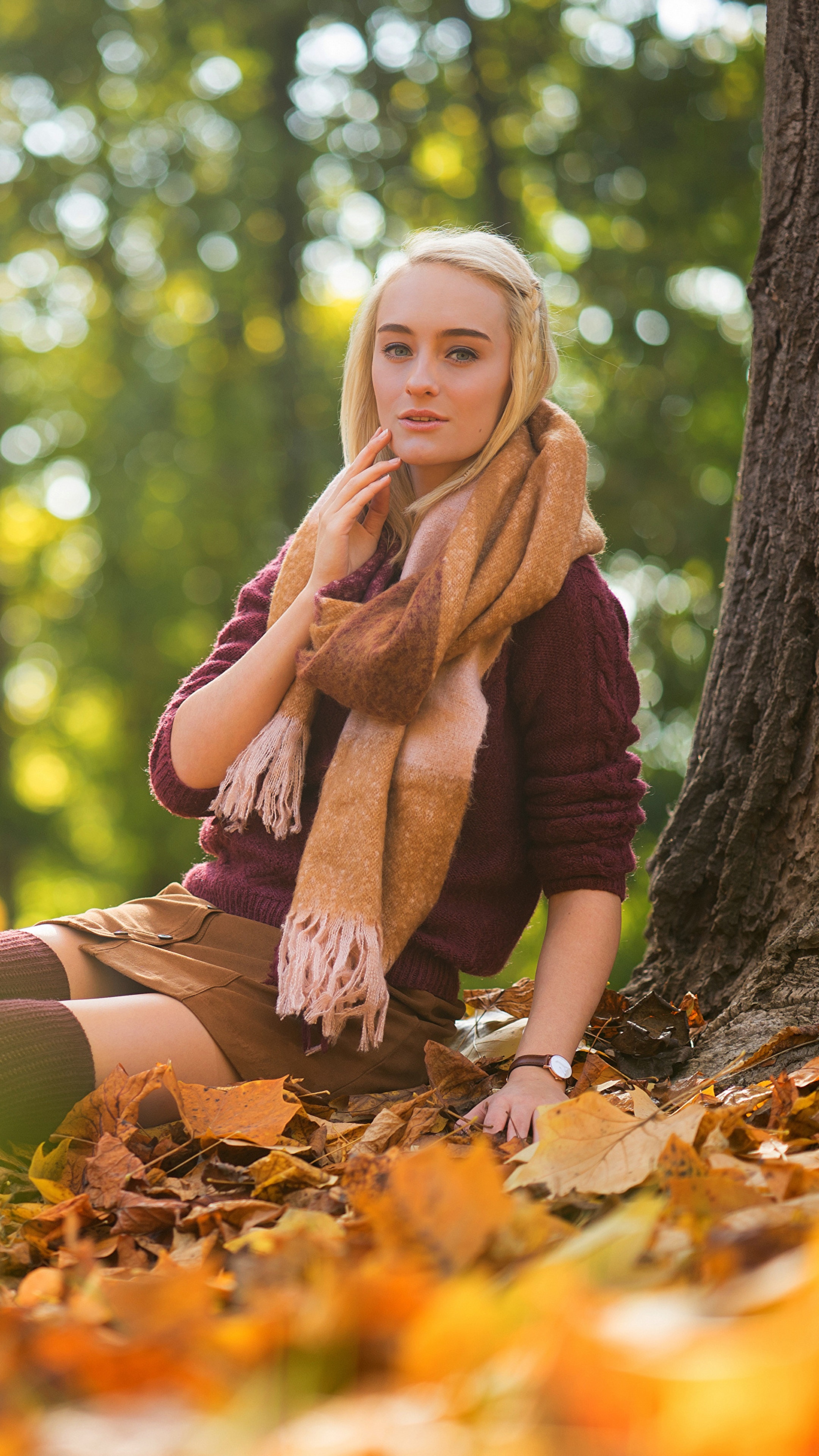 Blonde girl in autumn park HD Phone Wallpaper