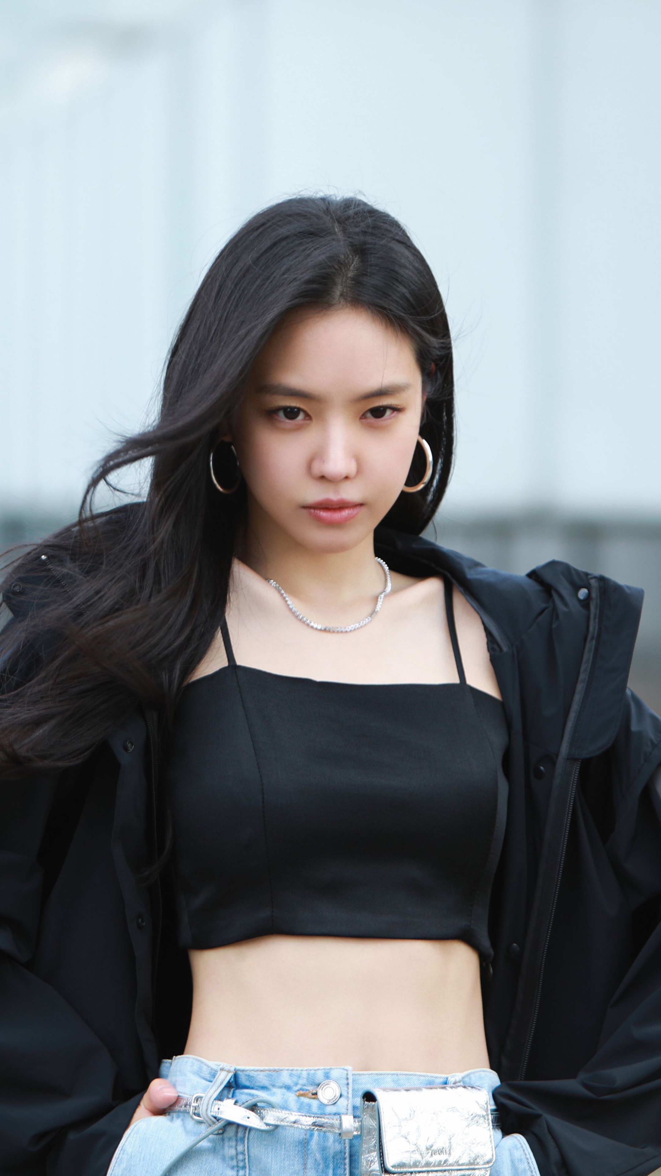 Young woman in black crop top and jeans HD Phone Wallpaper