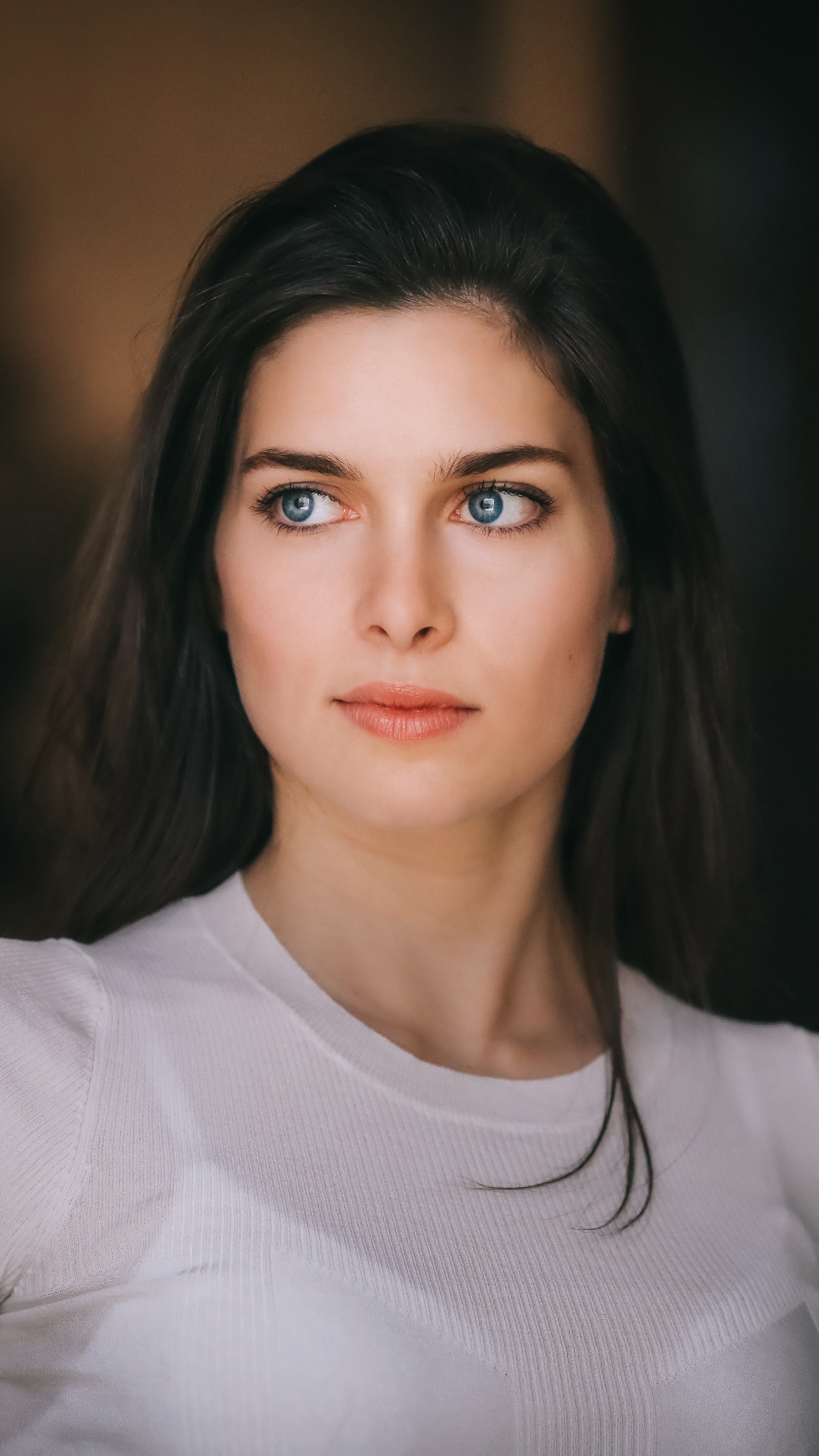 Model with blue eyes in white shirt 4K HD Phone Wallpaper