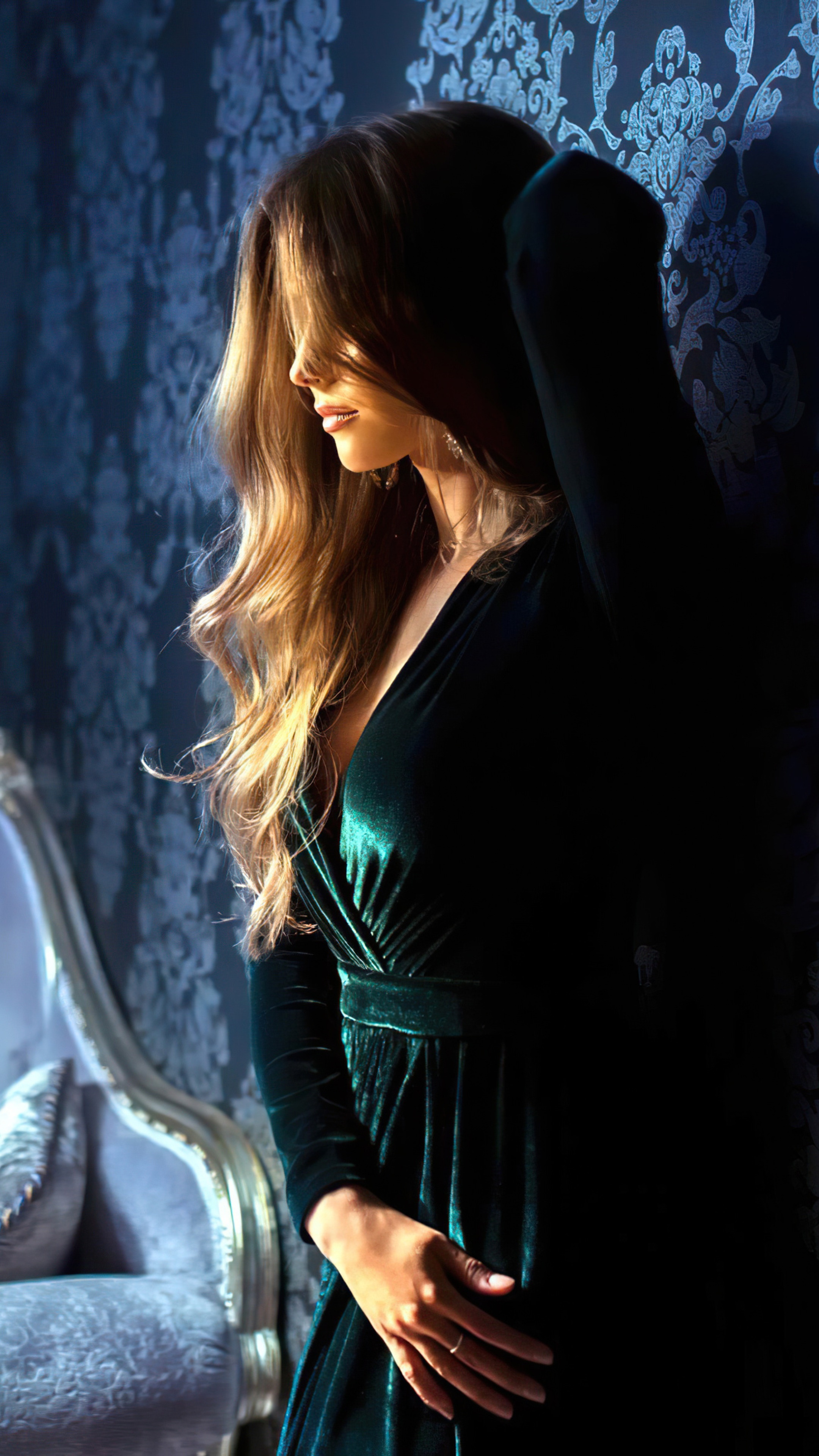Woman in green velvet dress HD Phone Wallpaper