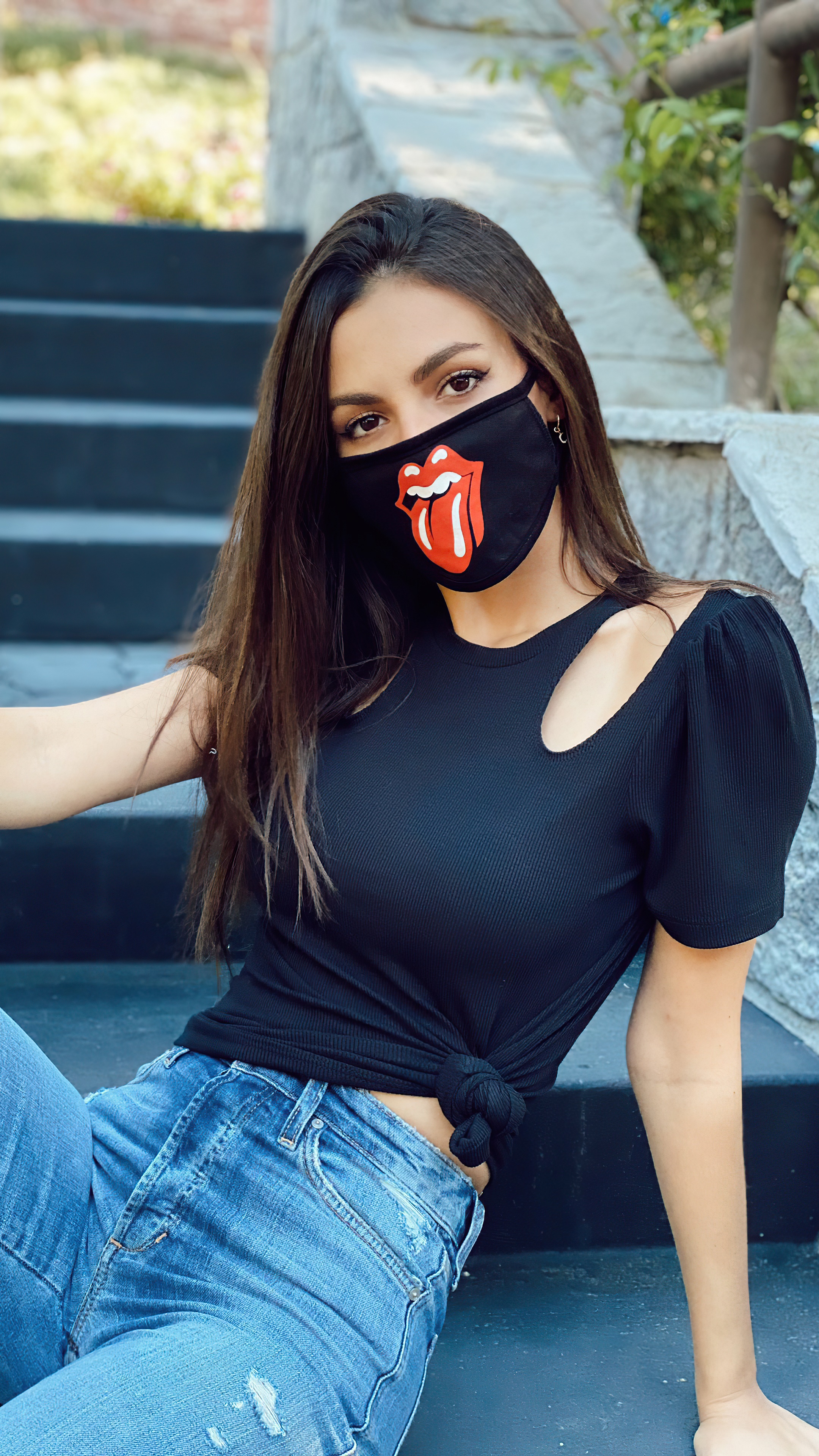 Victoria Justice wearing Rolling Stones mask HD Phone Wallpaper