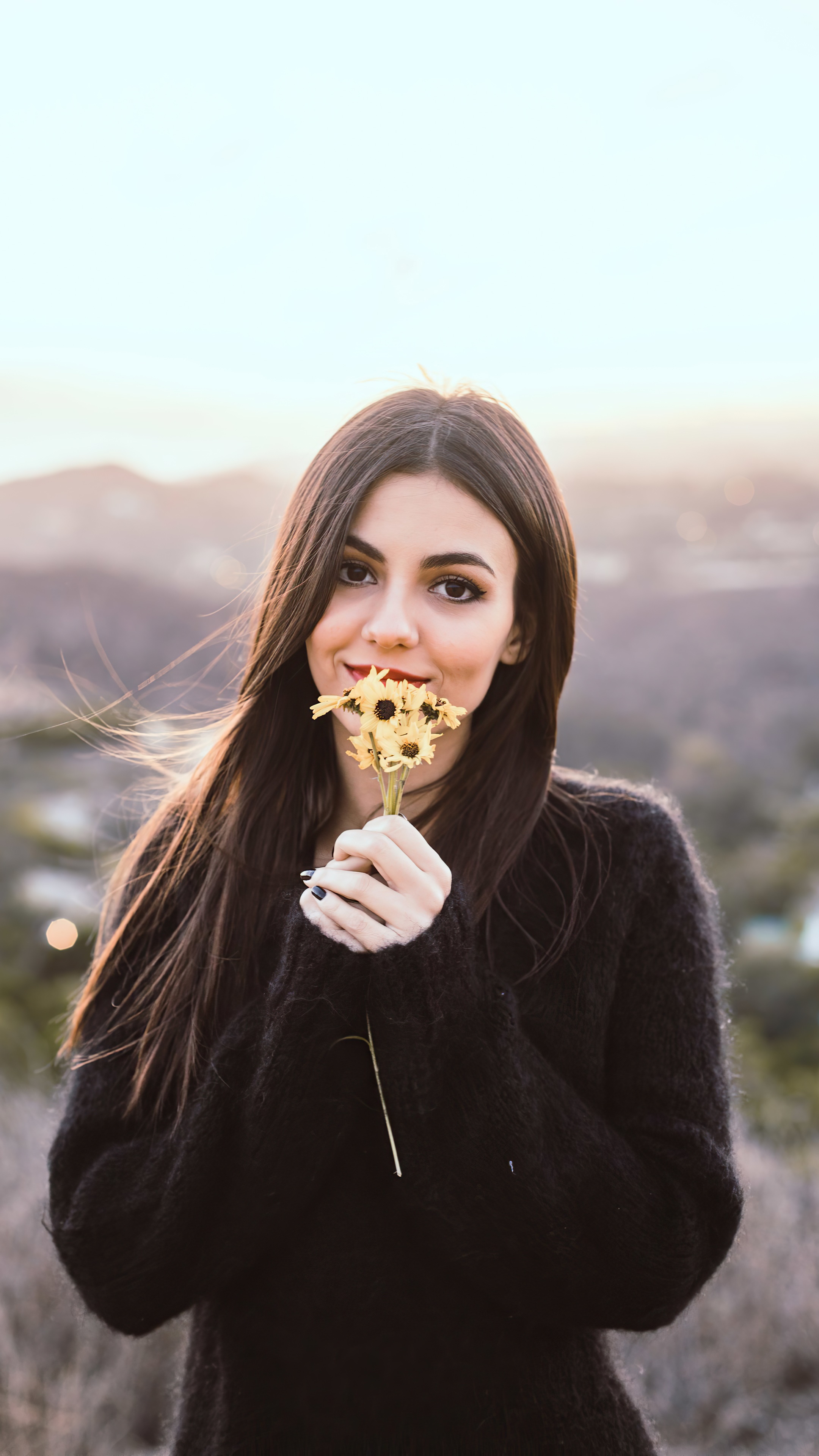 Victoria Justice holding yellow flowers HD Phone Wallpaper