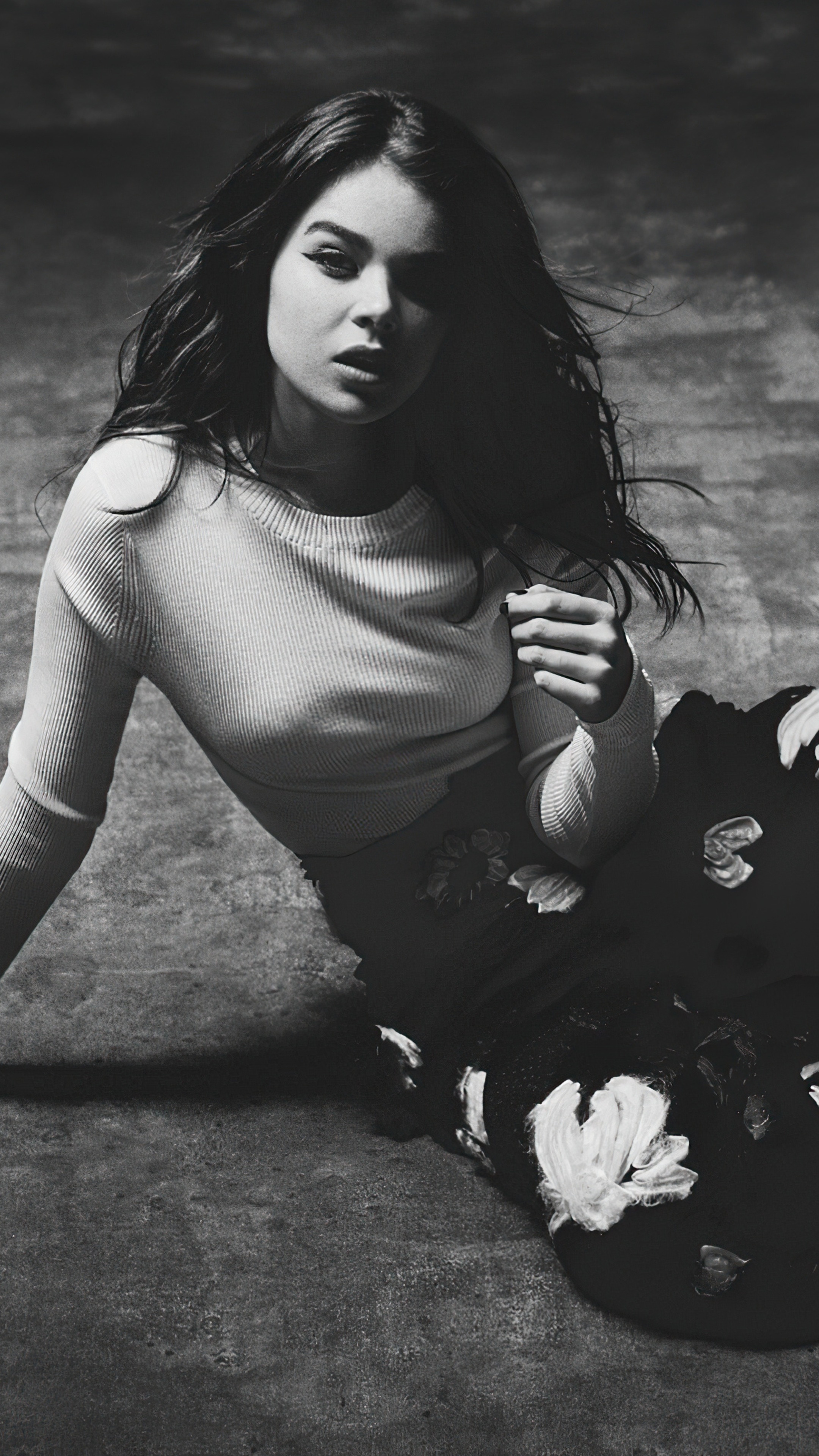 Hailee Steinfeld in monochrome HD Phone Wallpaper