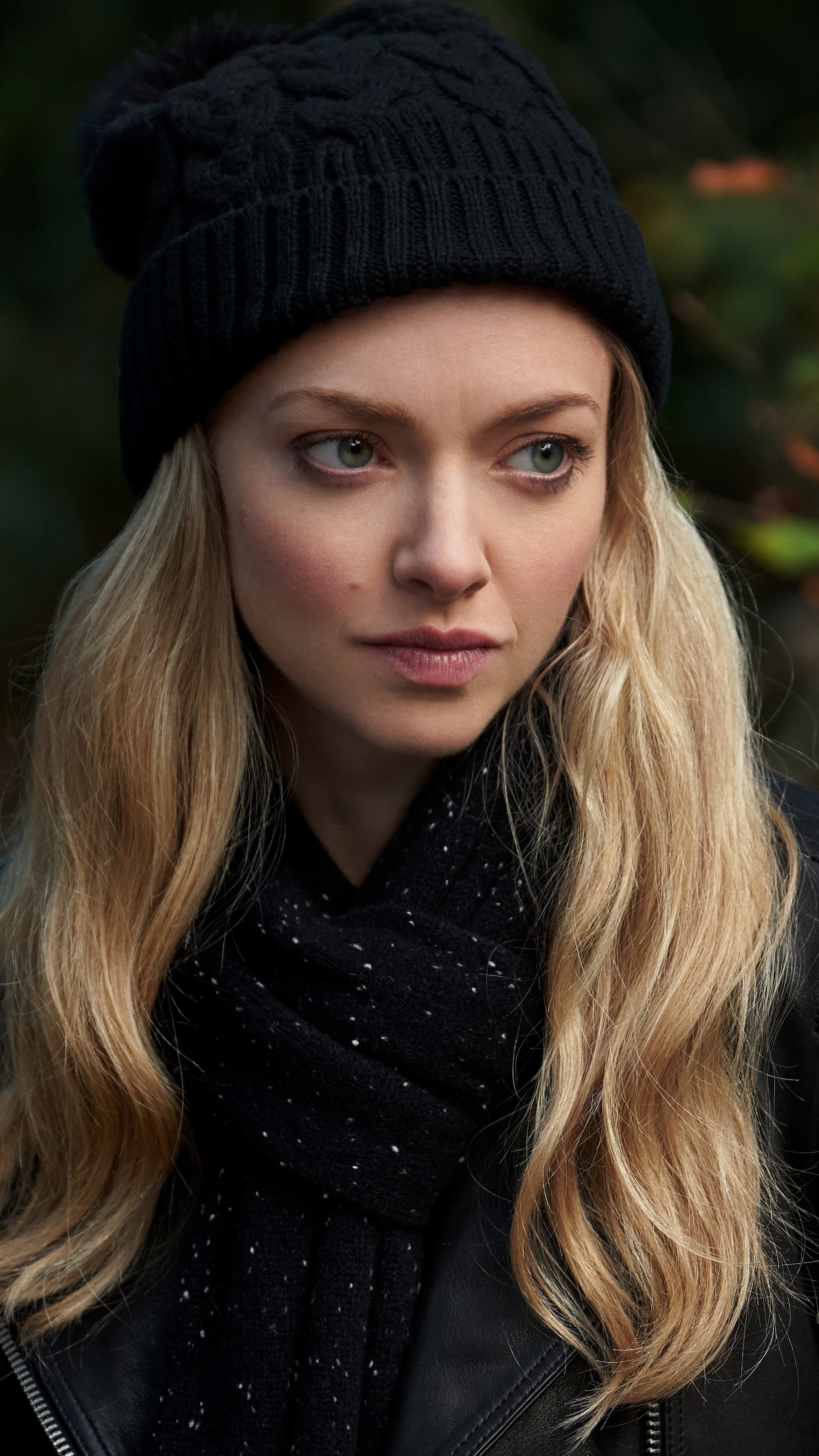 Amanda Seyfried wearing a black beanie and scarf HD Phone Wallpaper