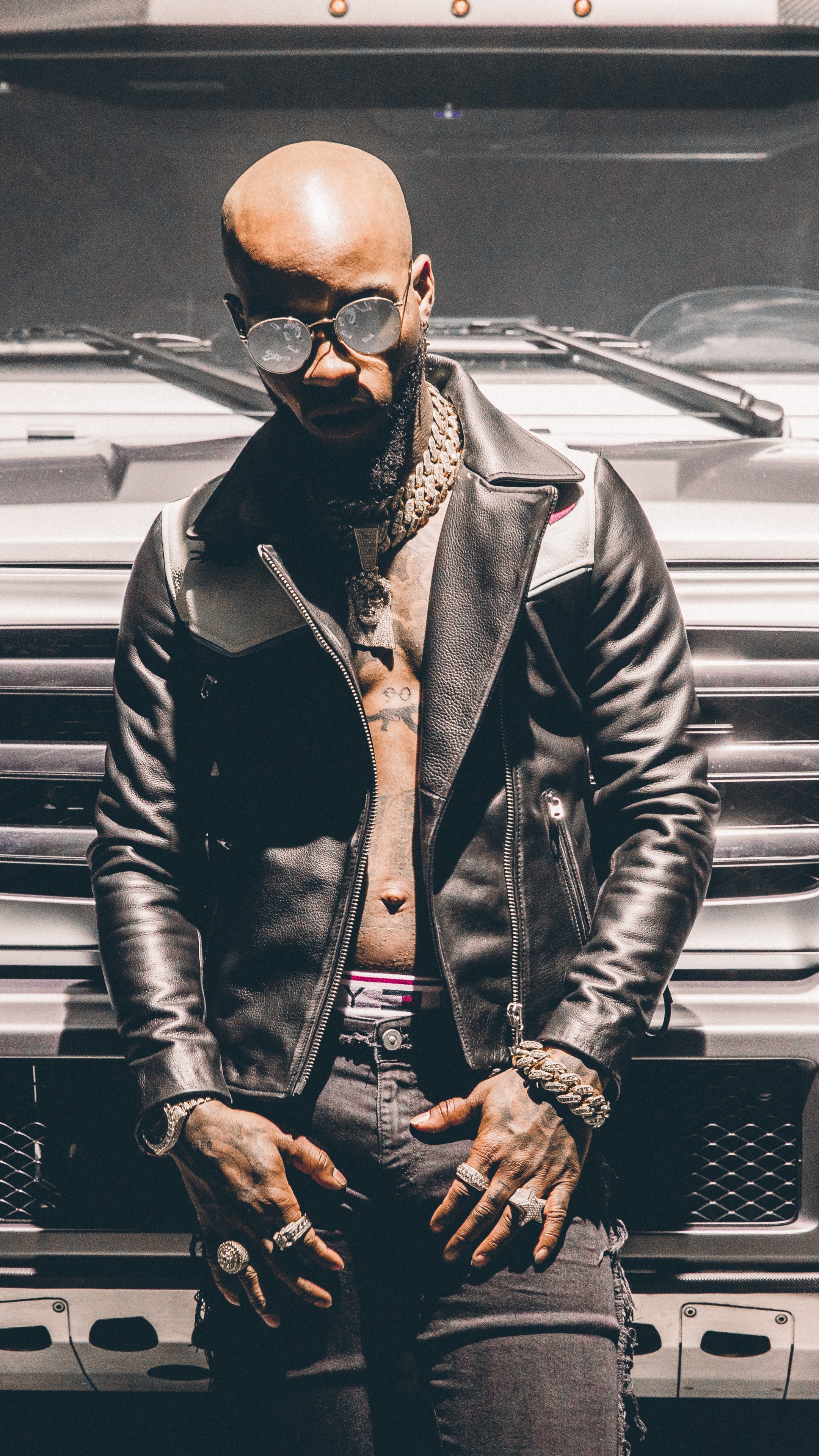 Tory Lanez wearing a leather jacket and jewelry HD Phone Wallpaper