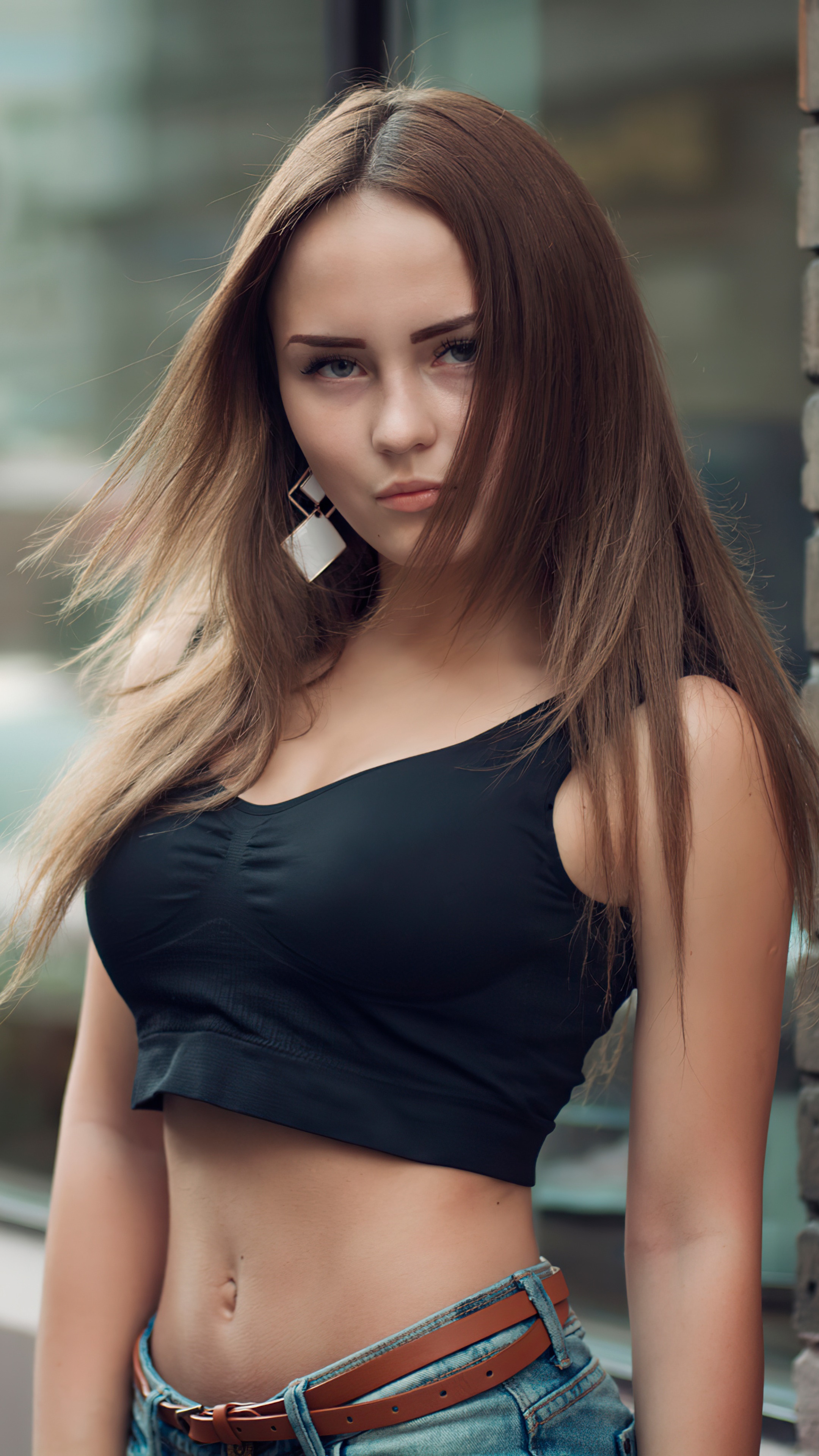 Model in black crop top and jeans HD Phone Wallpaper