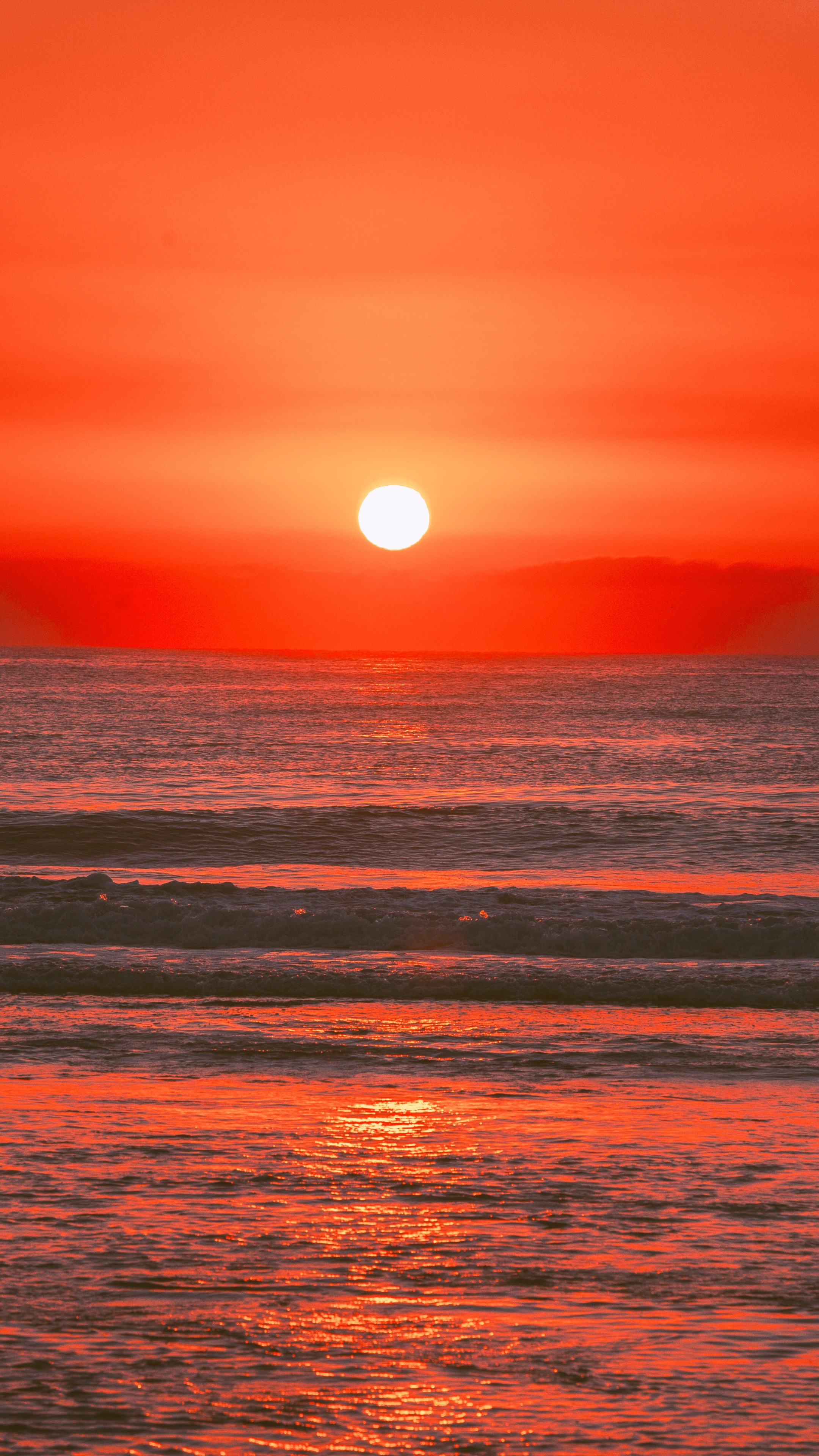 Ocean sunrise with sun over the water HD Phone Wallpaper