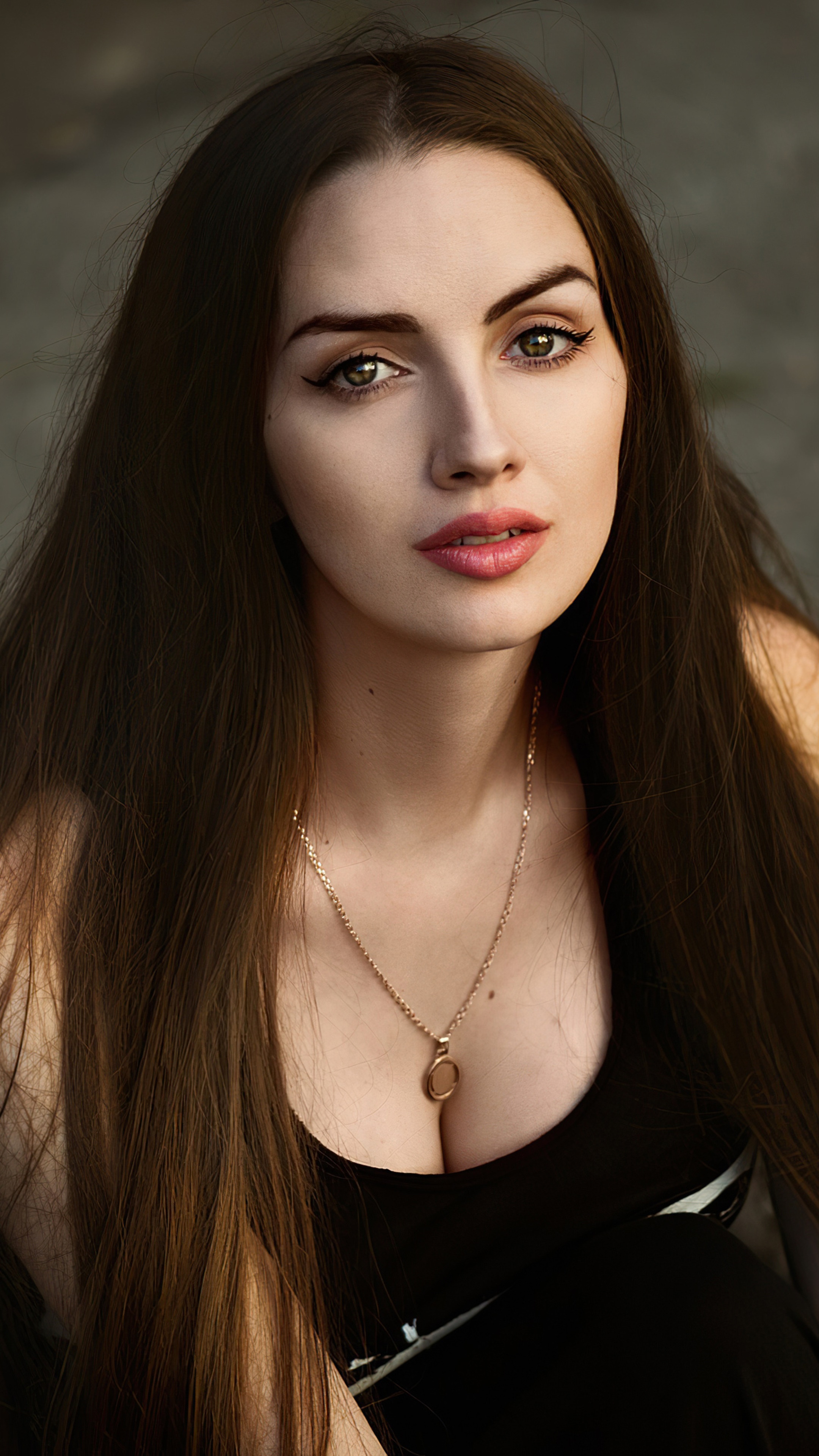 Brunette model with necklace HD Phone Wallpaper