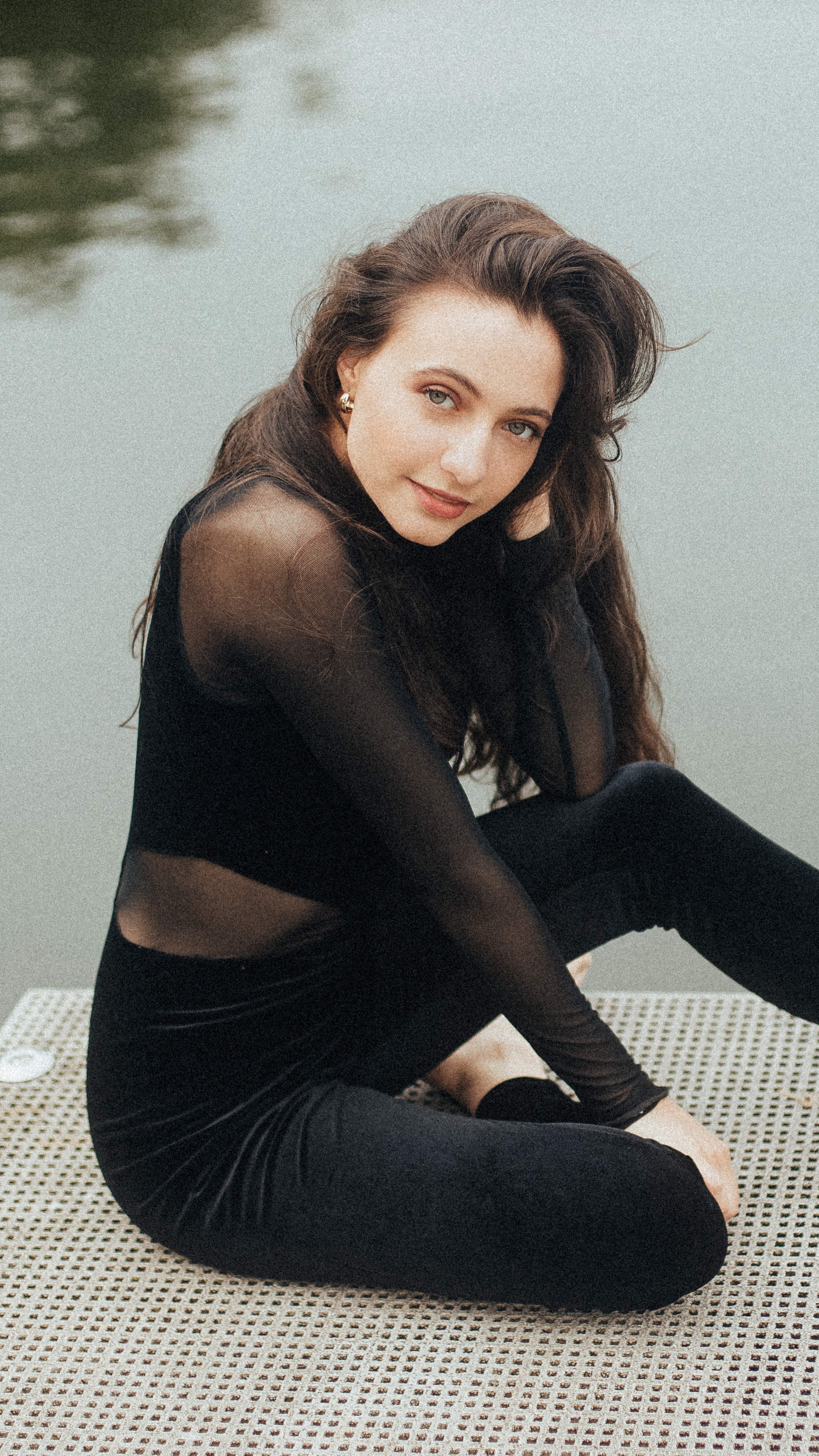 Model in black outfit by water HD Phone Wallpaper